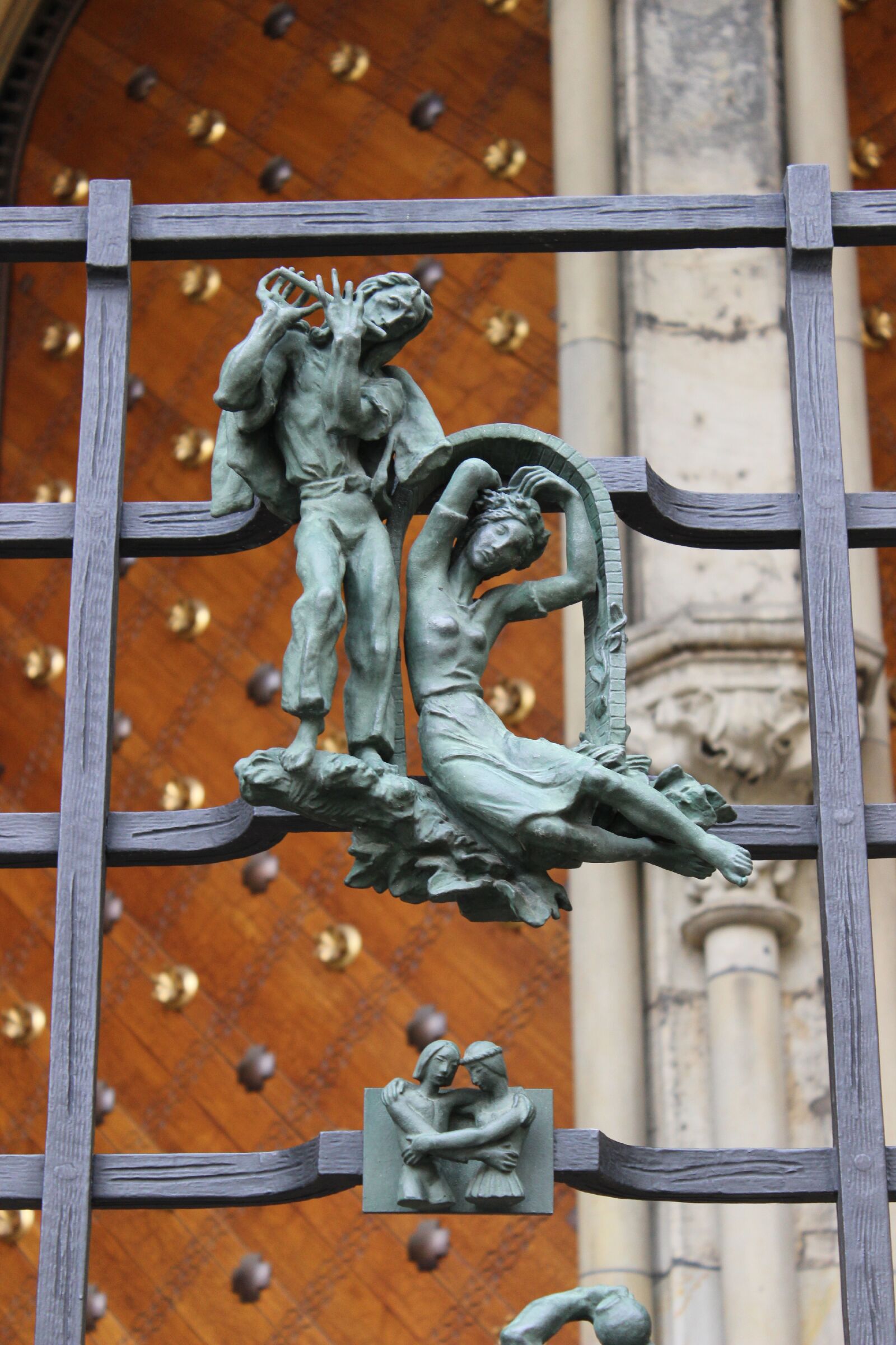 Canon EOS 600D (Rebel EOS T3i / EOS Kiss X5) sample photo. "St vitus cathedral, gate" photography