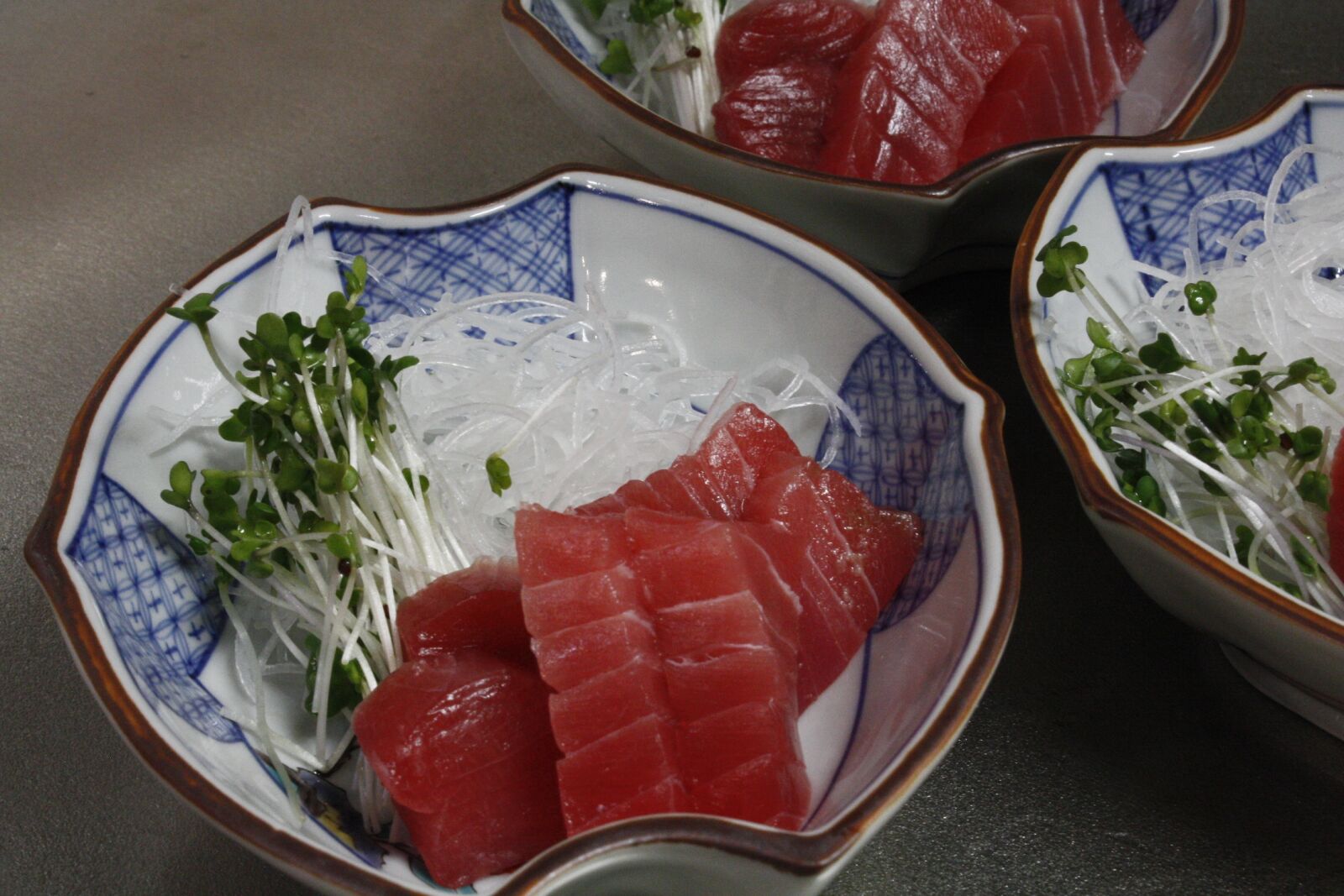 Canon EOS 450D (EOS Rebel XSi / EOS Kiss X2) sample photo. Japan, sushi, salmon photography