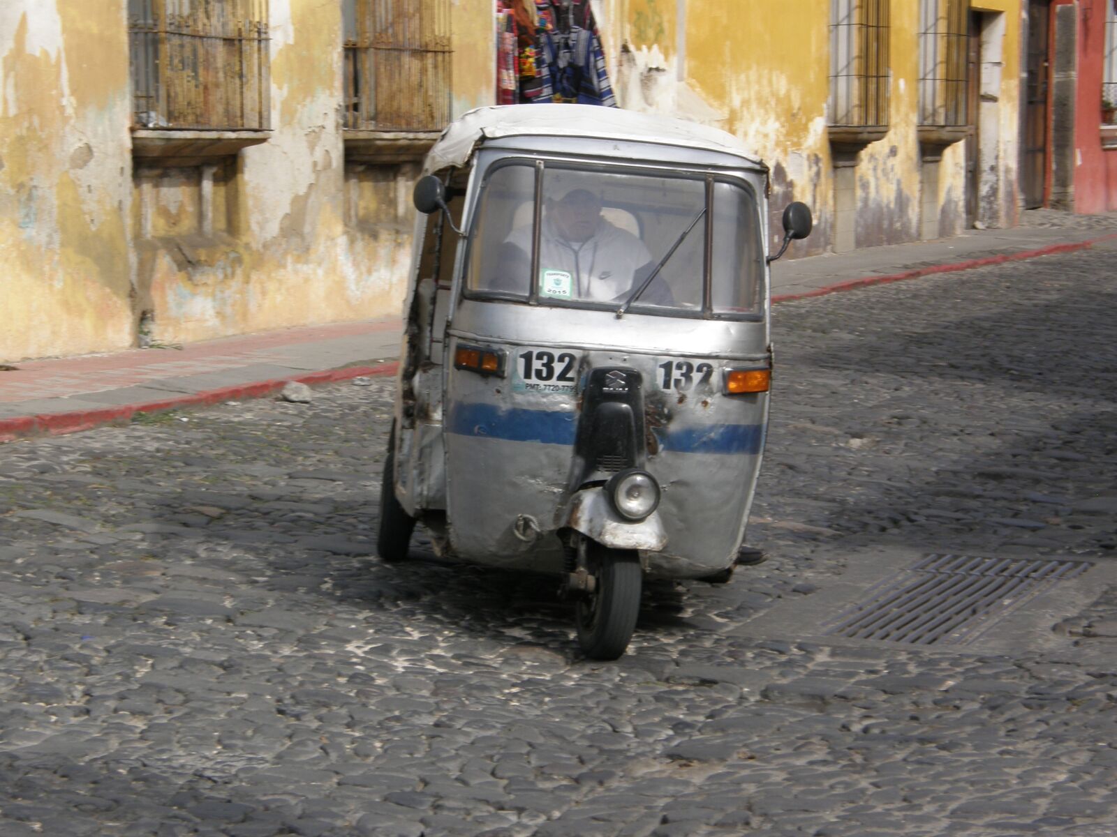 Olympus SP550UZ sample photo. Guatemala, antigua, street photography