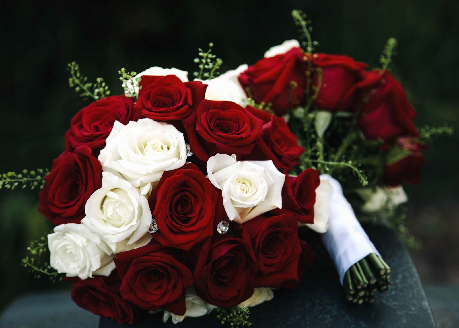 Canon EOS 5D Mark II + Canon EF 24-105mm F4L IS USM sample photo. Bouquet, flowers, wedding, roses photography