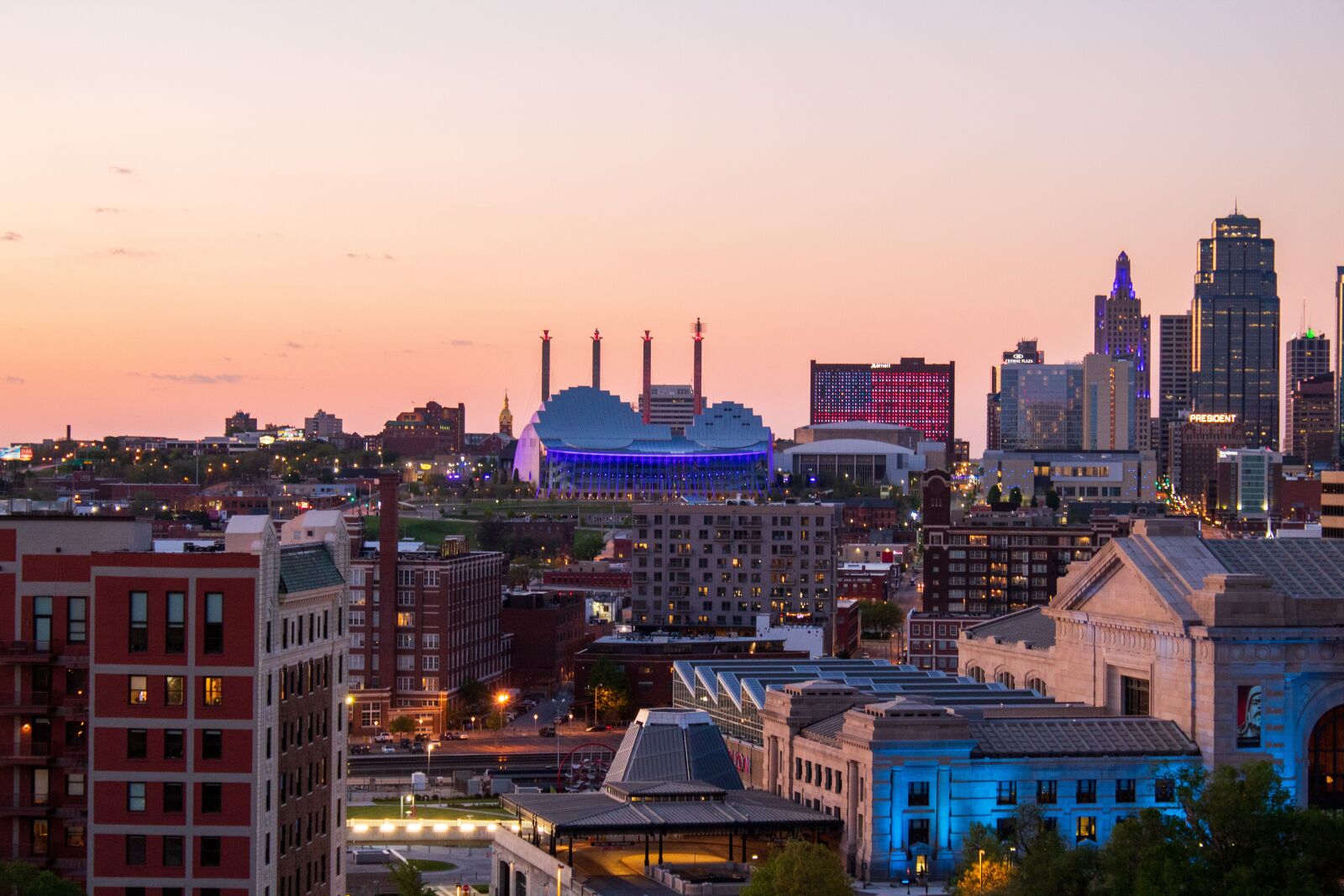 Canon EOS 1300D (EOS Rebel T6 / EOS Kiss X80) sample photo. Kansas city, skyline, dusk photography