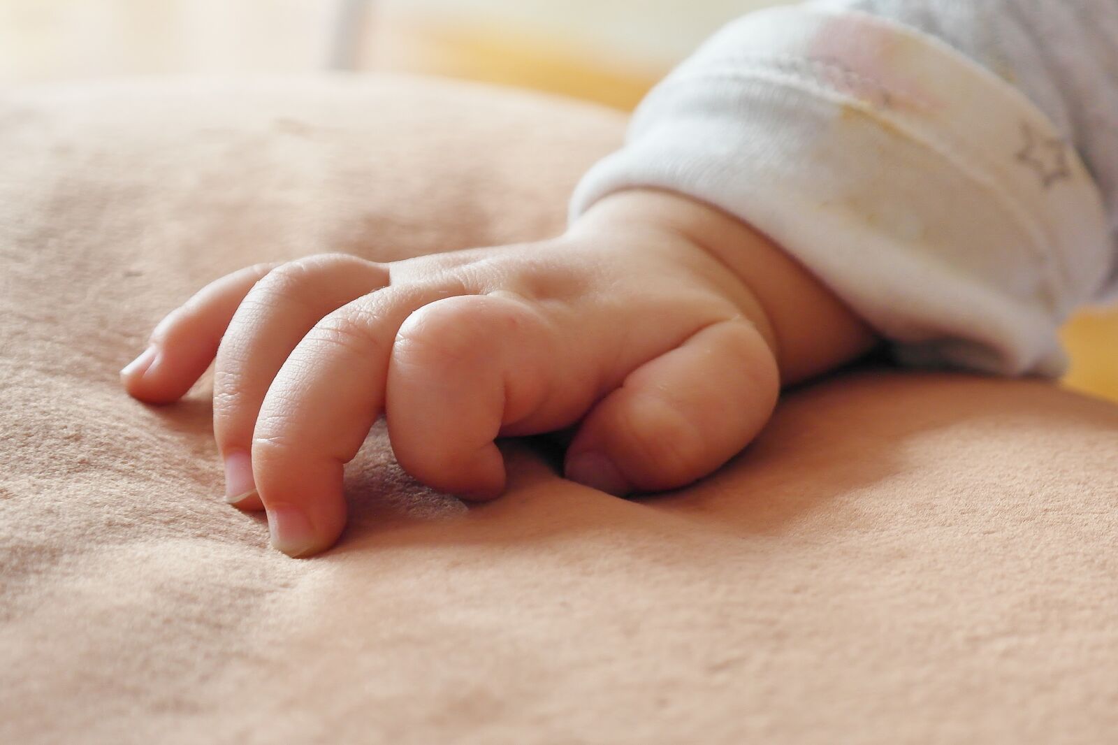 Samsung NX20 sample photo. Baby, hand, infant photography