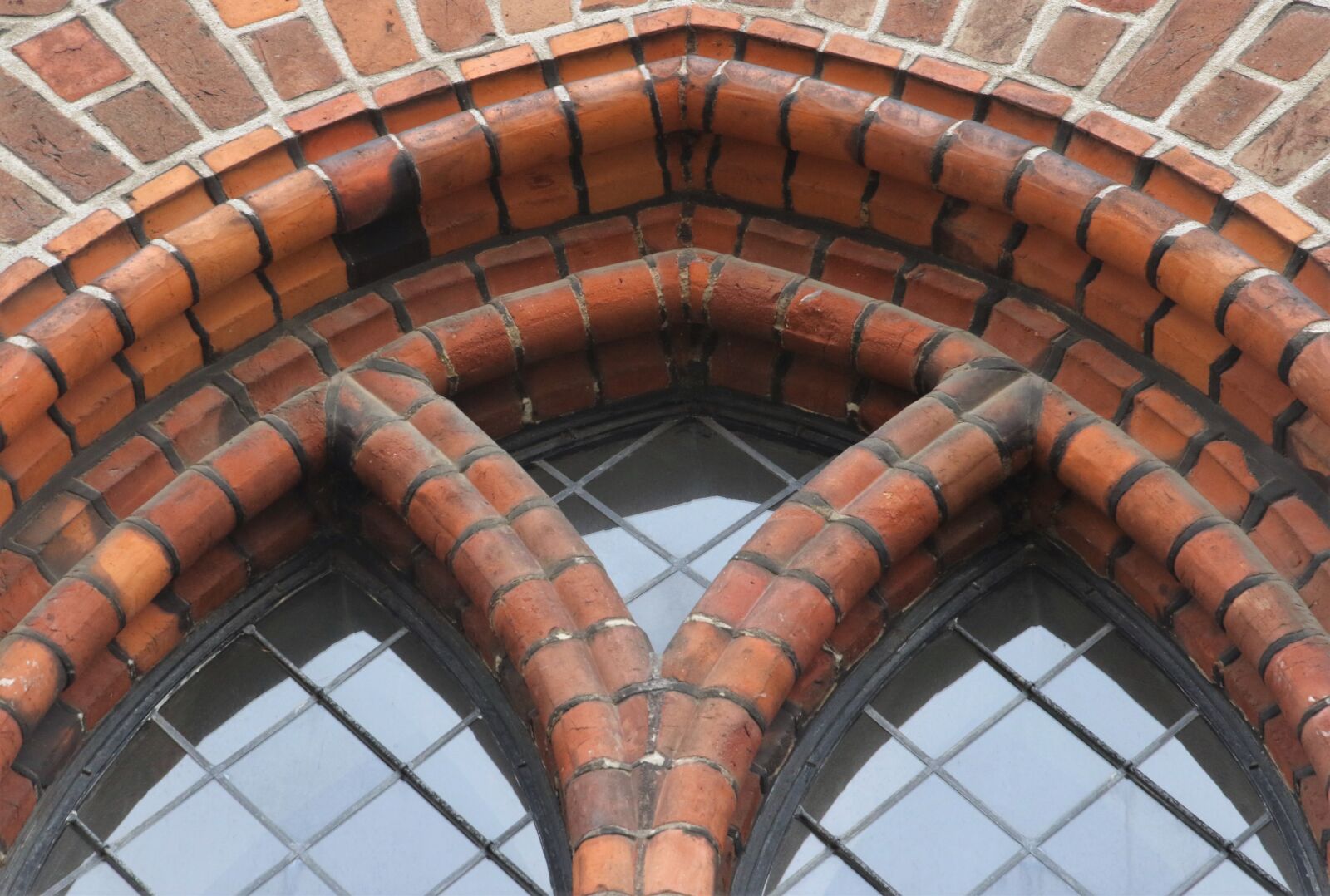 Canon EOS 7D Mark II sample photo. Arched, window, bricks, church photography