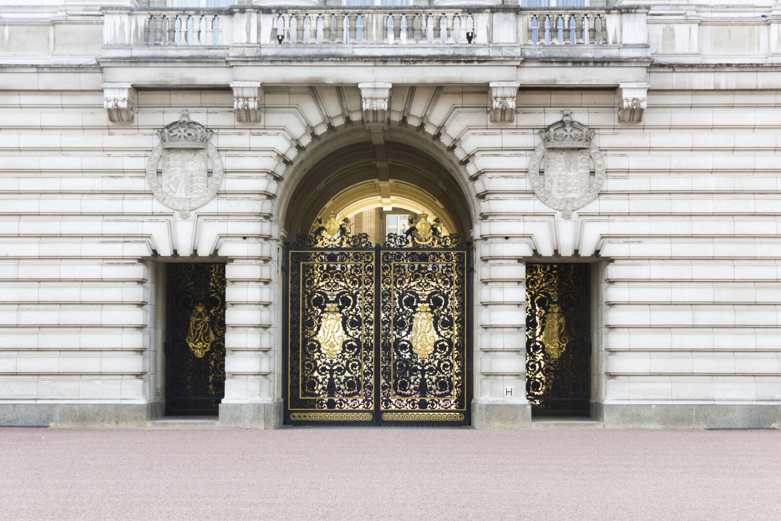 Canon EOS 600D (Rebel EOS T3i / EOS Kiss X5) sample photo. Buckingham, palace, gates, london photography