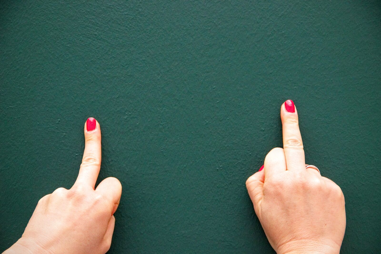 Canon EOS 600D (Rebel EOS T3i / EOS Kiss X5) sample photo. Hands, green, wall photography