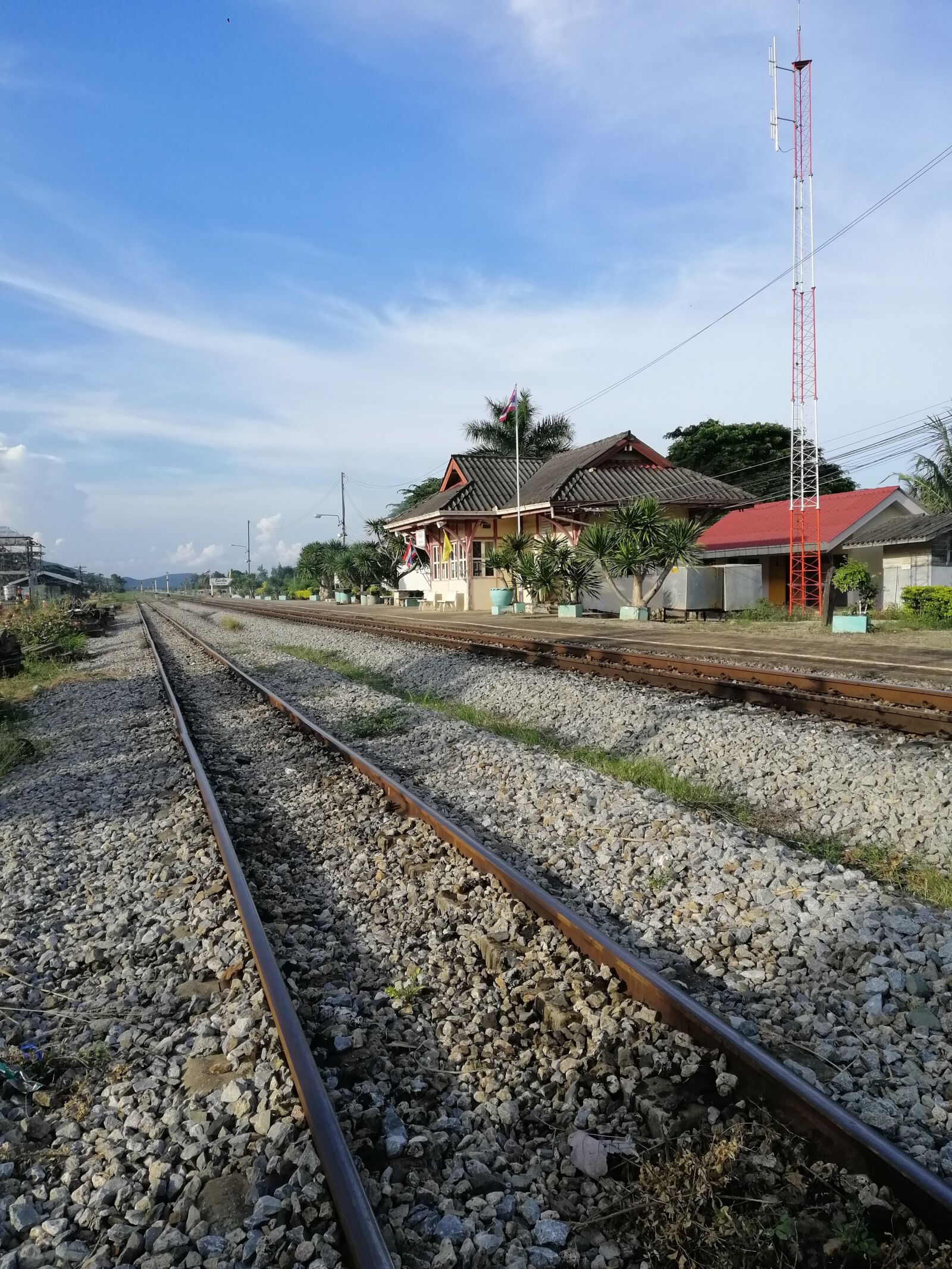 HUAWEI nova 3i sample photo. Rail tracks, train, railroad photography