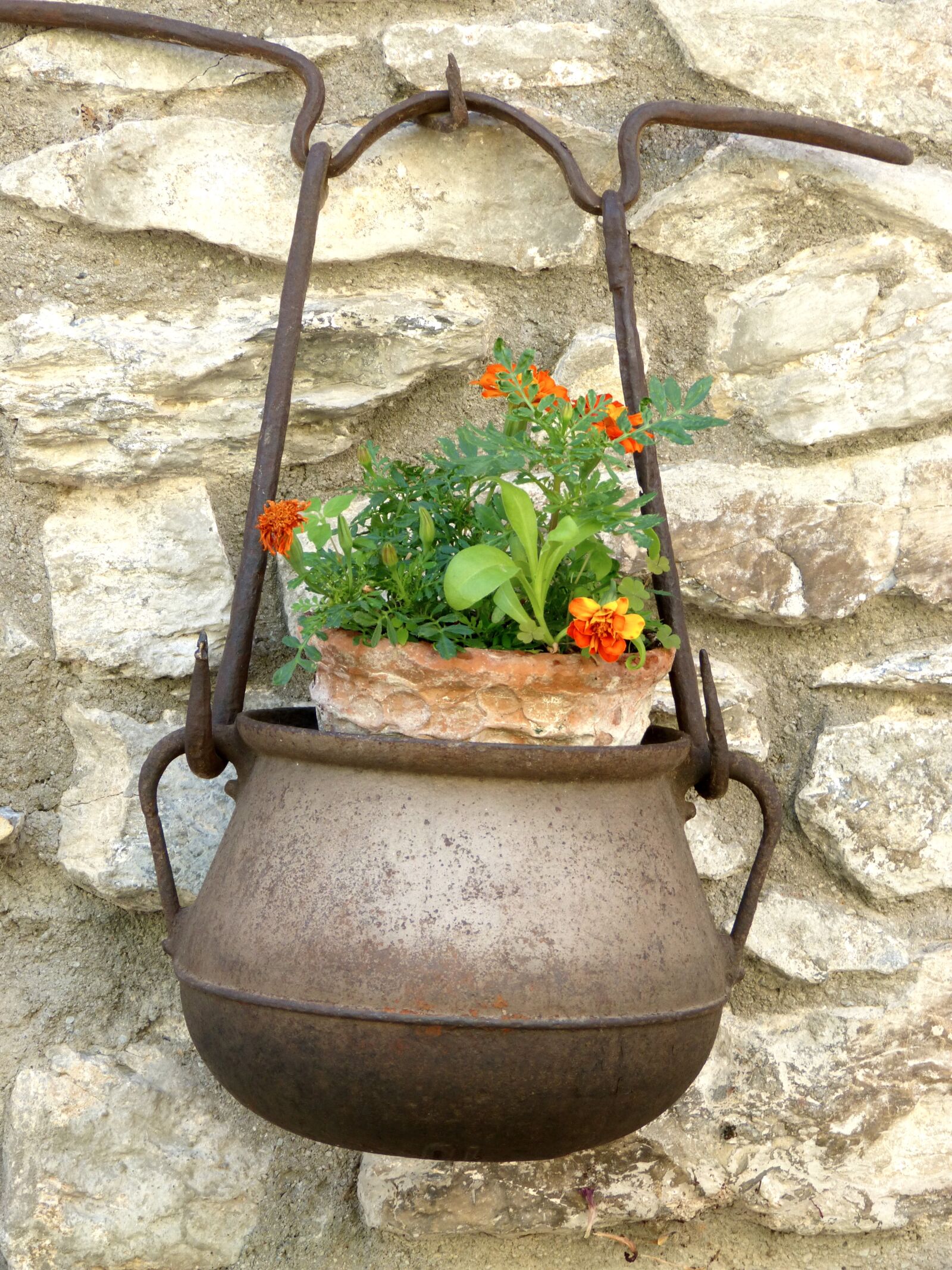 Panasonic DMC-FZ62 sample photo. Cooking pot, flowers, decoration photography