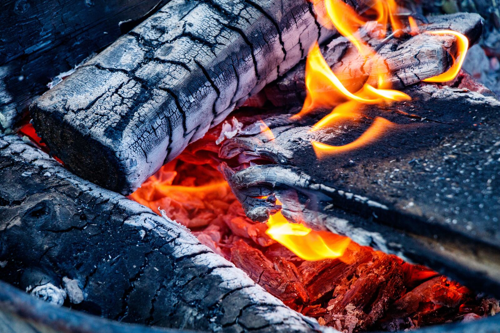 Canon EF-S 18-135mm F3.5-5.6 IS USM sample photo. Fire, red, coals photography