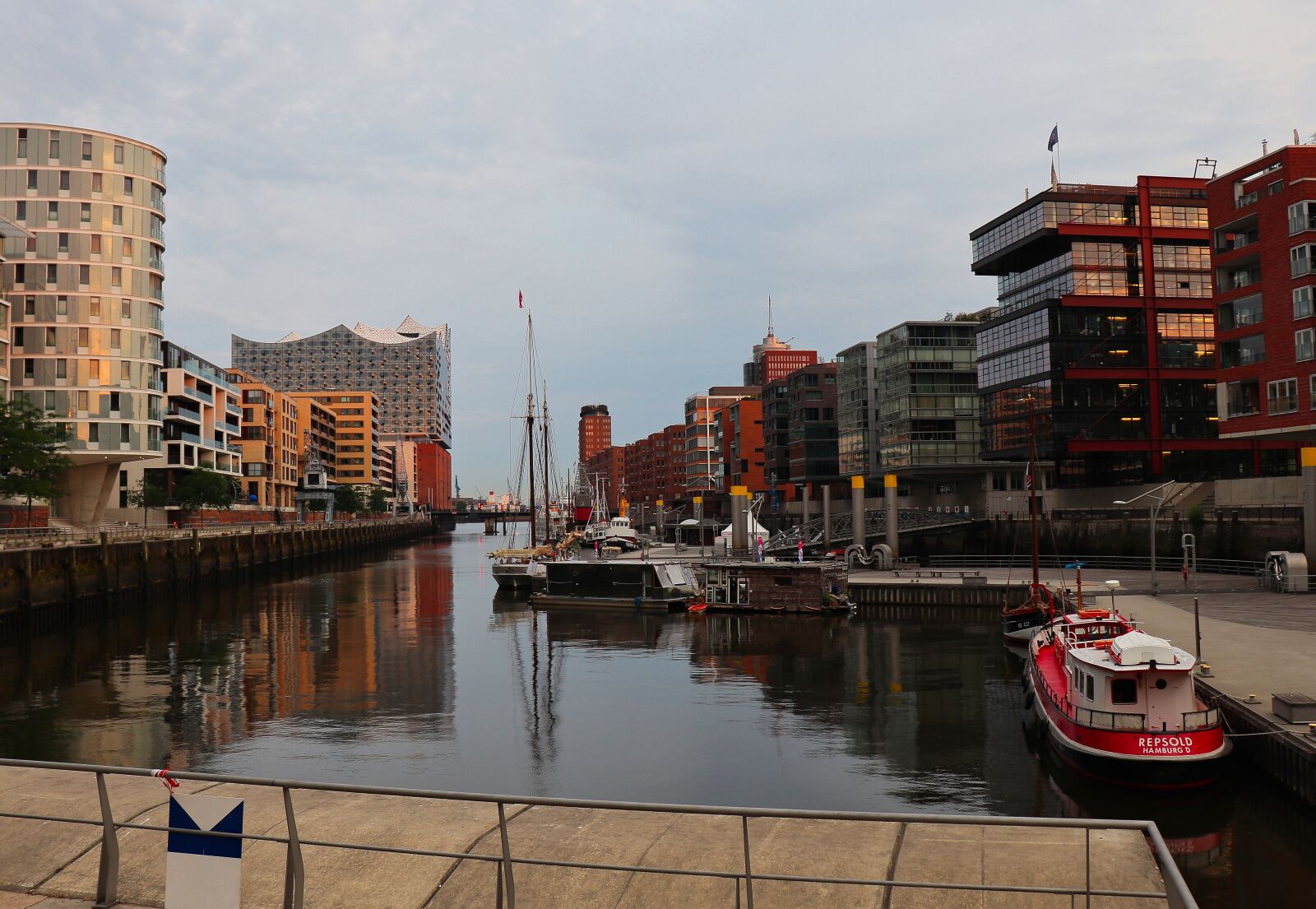 Canon EOS 200D (EOS Rebel SL2 / EOS Kiss X9) sample photo. Hamburg, harbour city, hanseatic photography