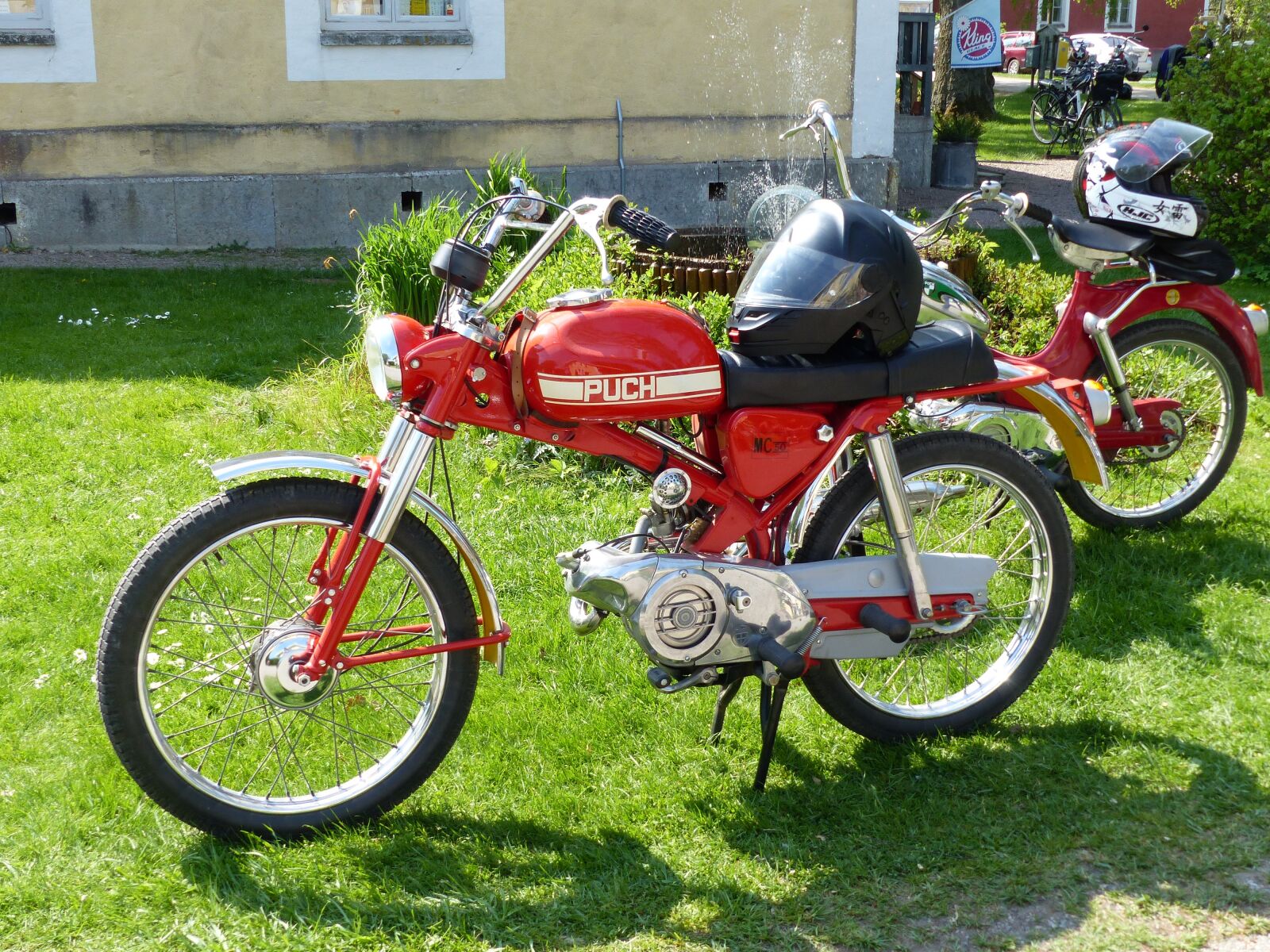 Panasonic Lumix DMC-FZ200 sample photo. Moped, rally, spring photography