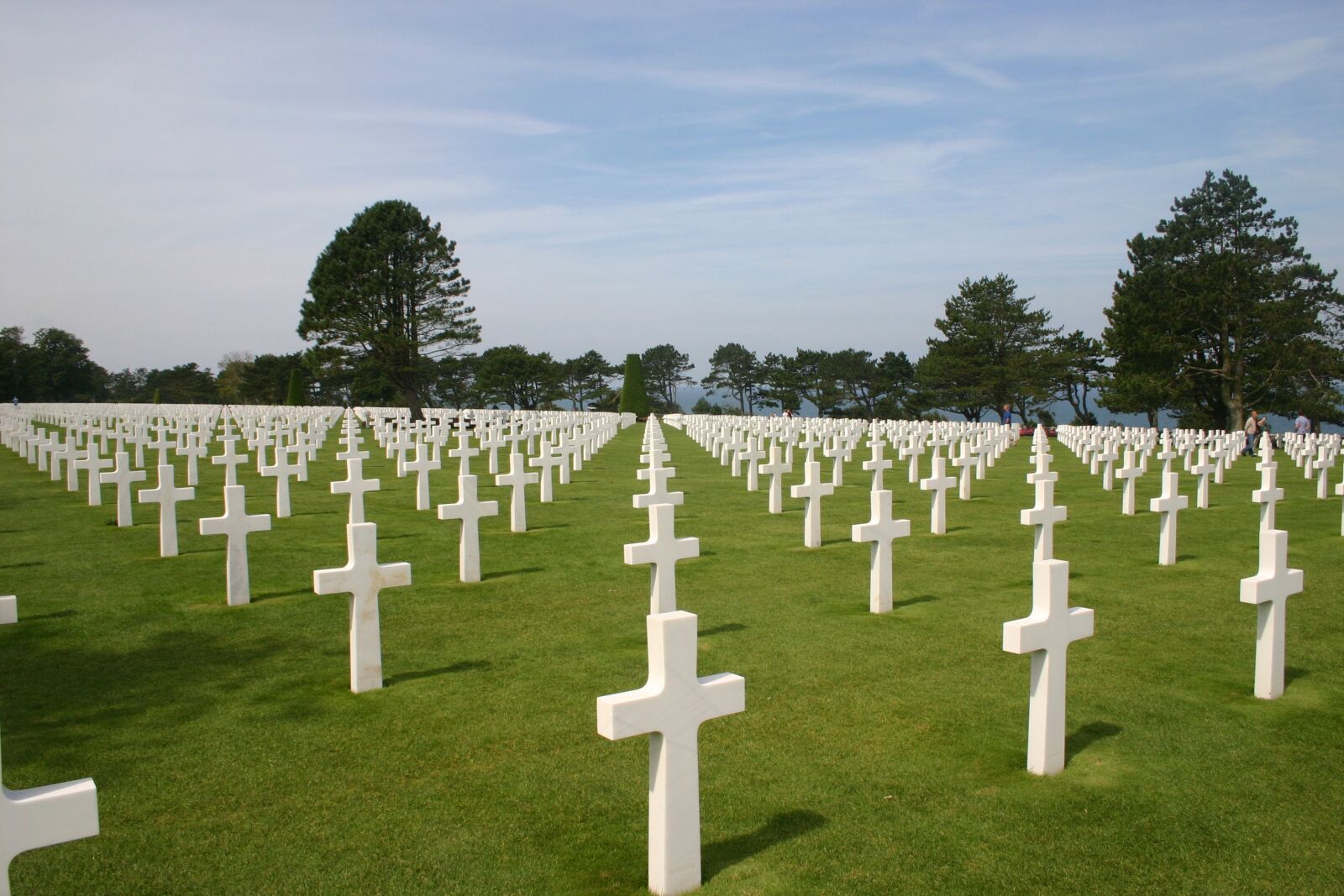 Похоронен на английском. Кладбище в Нормандии. Meuse-Argonne American Cemetery and Memorial. Красивое кладбище. Европейское кладбище.