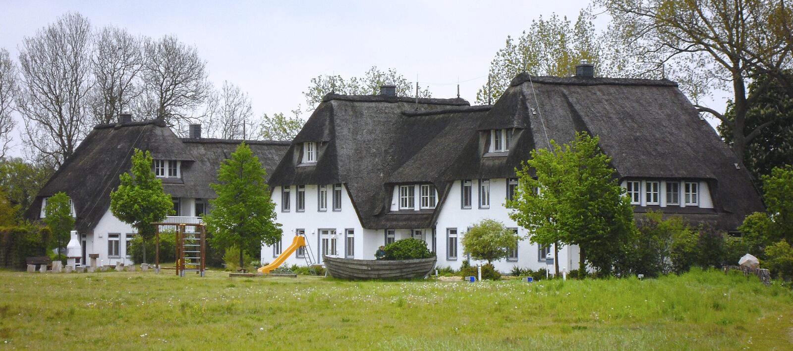 Samsung WB1000 / VLUU WB1000 /  TL320 sample photo. House, bungalow, thatched roof photography