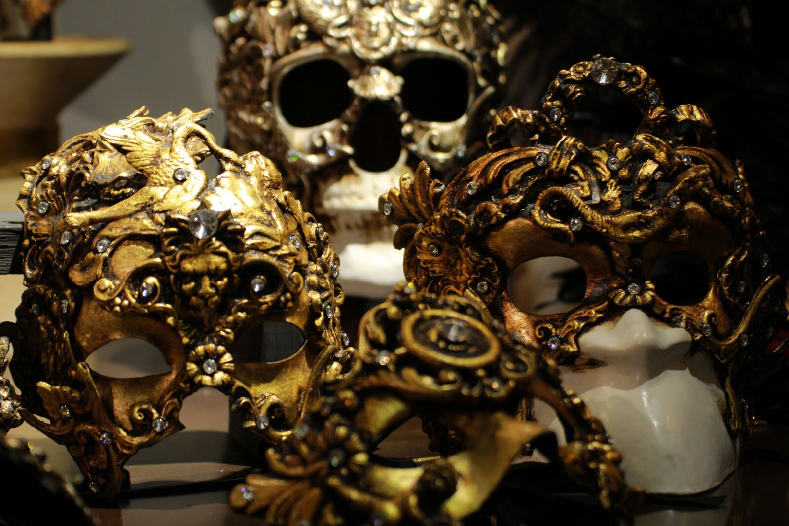 Canon EOS 1300D (EOS Rebel T6 / EOS Kiss X80) sample photo. Luxury, decoration, gold photography