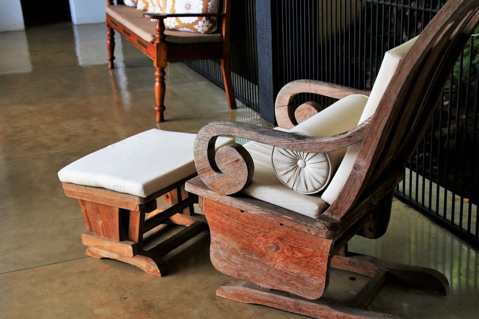 Canon EOS 80D sample photo. Dashing, armchair, old photography