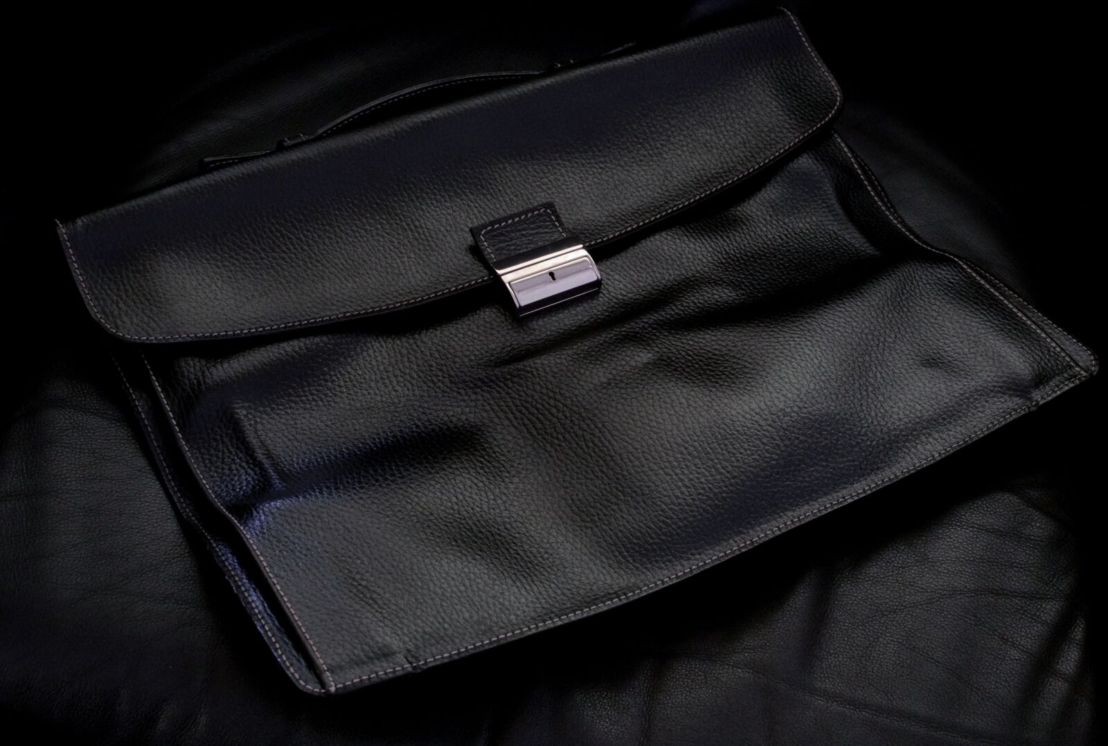 Nikon 1 J2 sample photo. Leather, black, bag photography