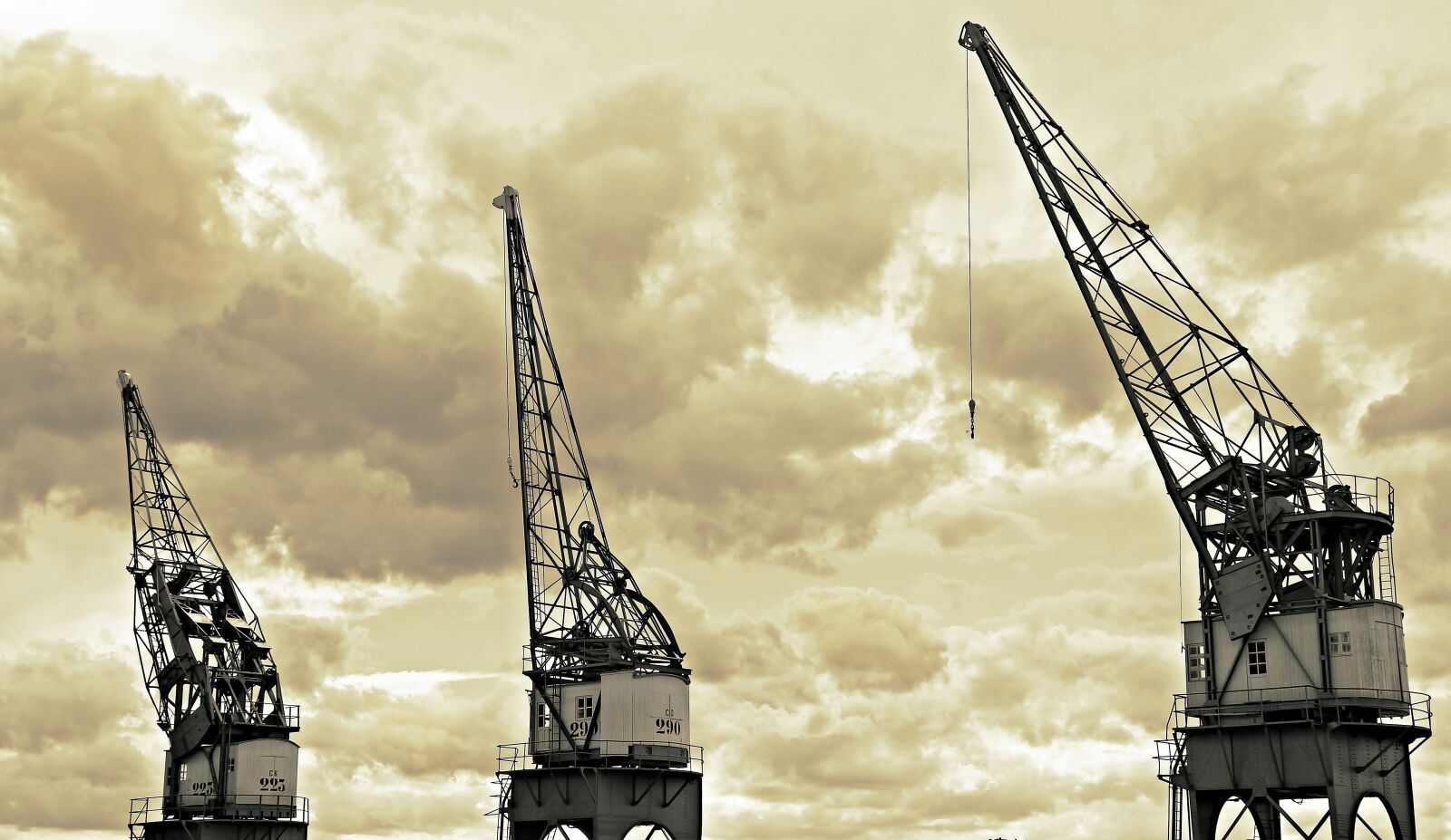 Canon EOS 550D (EOS Rebel T2i / EOS Kiss X4) sample photo. Harbour cranes, sky, clouds photography