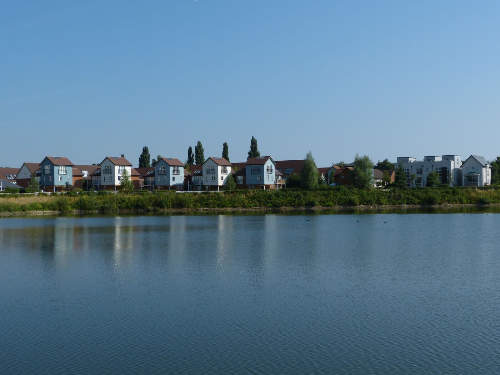 Panasonic Lumix DMC-FZ150 sample photo. Lake, waterfront, houses photography
