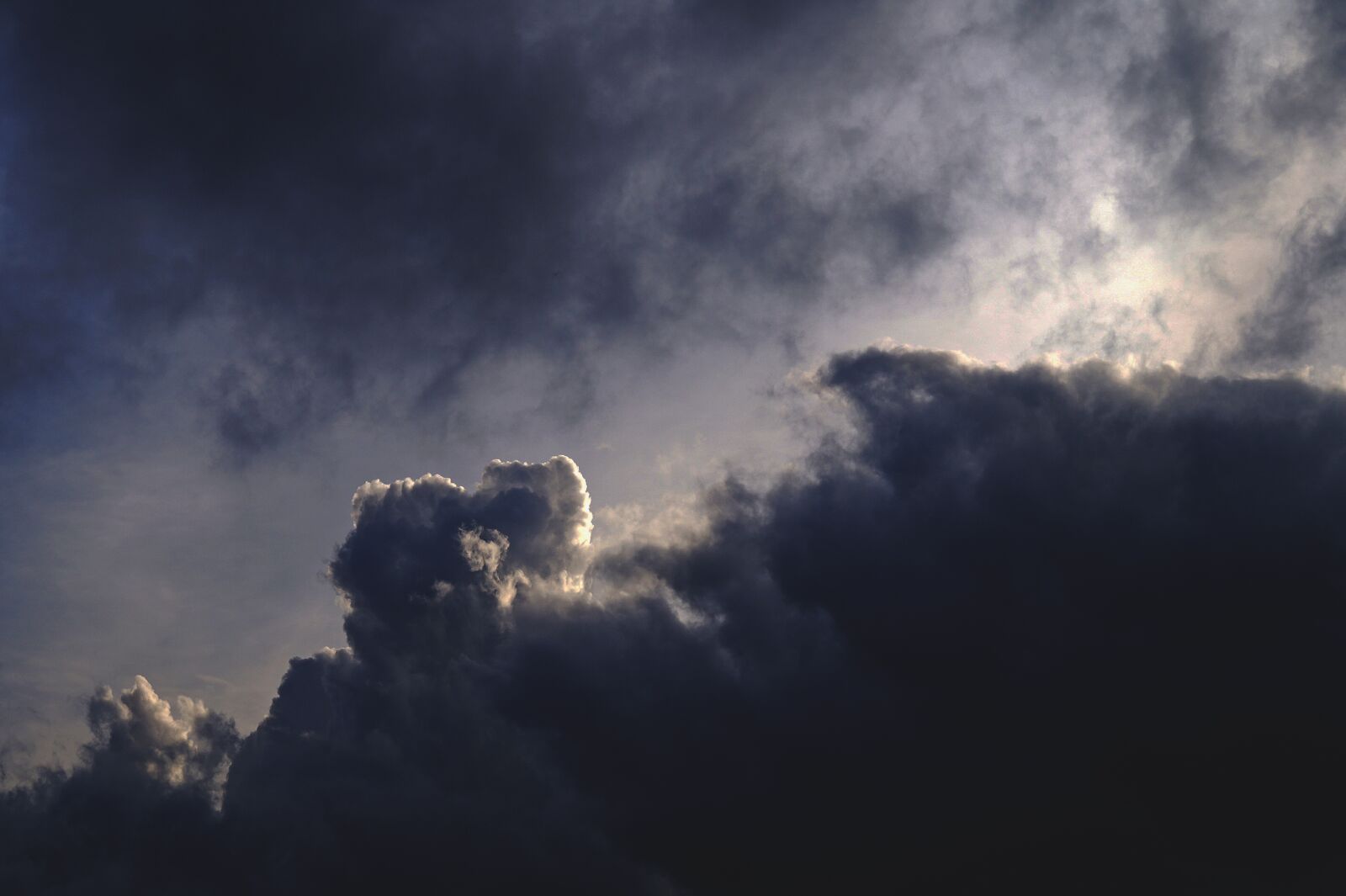 Sony DT 18-55mm F3.5-5.6 SAM II sample photo. Clouds, dark clouds, nature photography