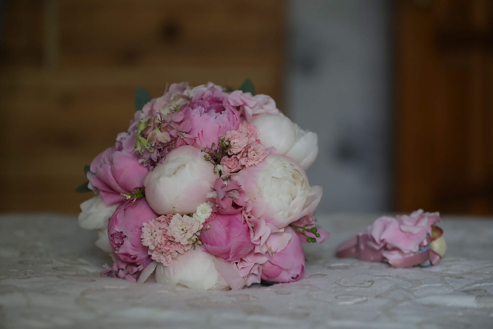 Canon EOS 6D + Canon EF 70-200mm F2.8L IS II USM sample photo. Wedding bouquet, bed, bedroom photography