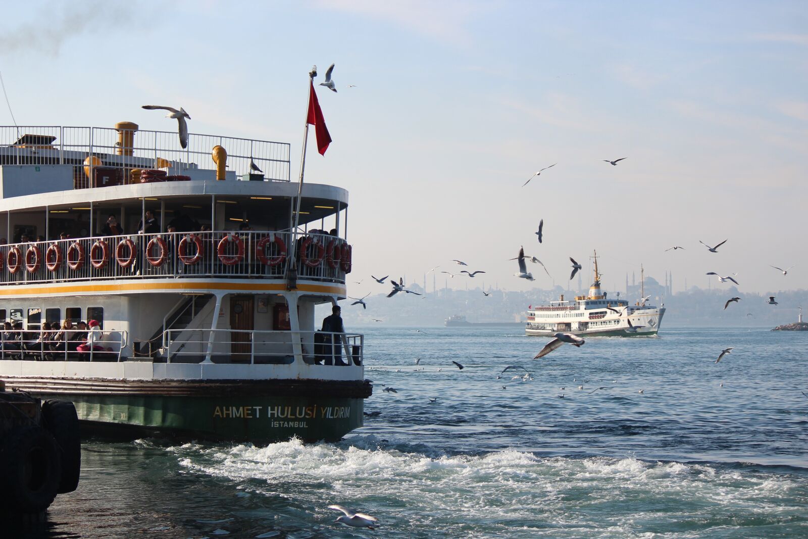 Canon EOS 1300D (EOS Rebel T6 / EOS Kiss X80) sample photo. Boat, marine, city photography