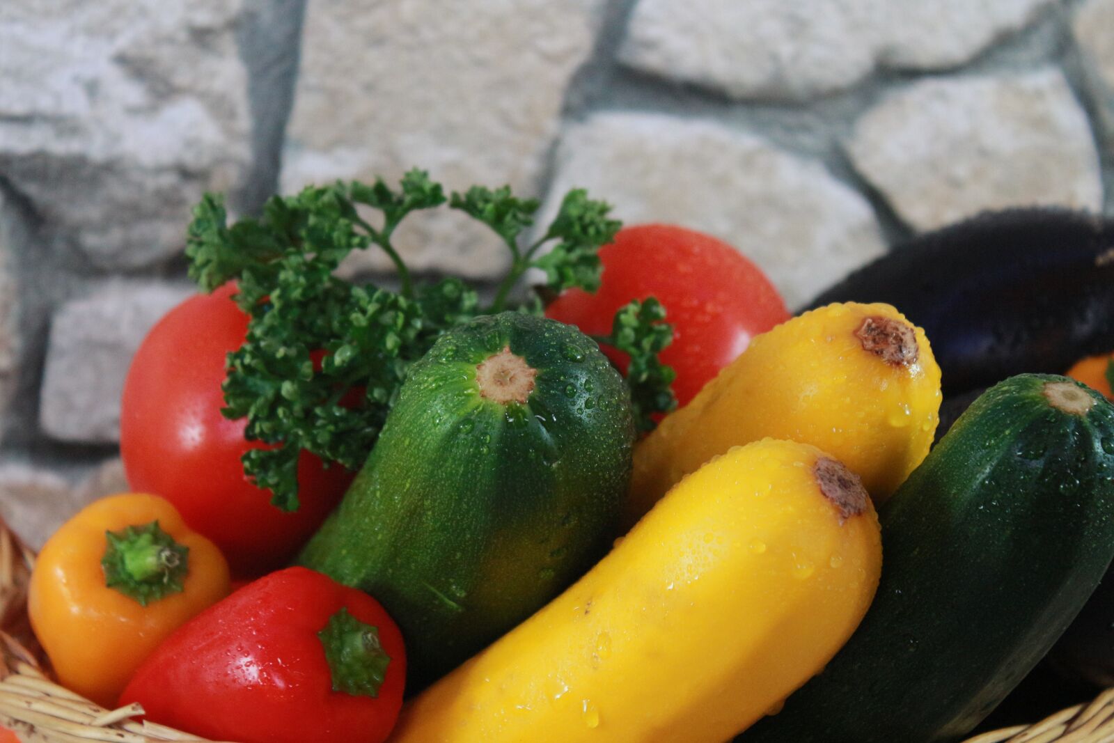 Canon EF-S 18-55mm F3.5-5.6 IS sample photo. Vegetables, zucchini, food photography