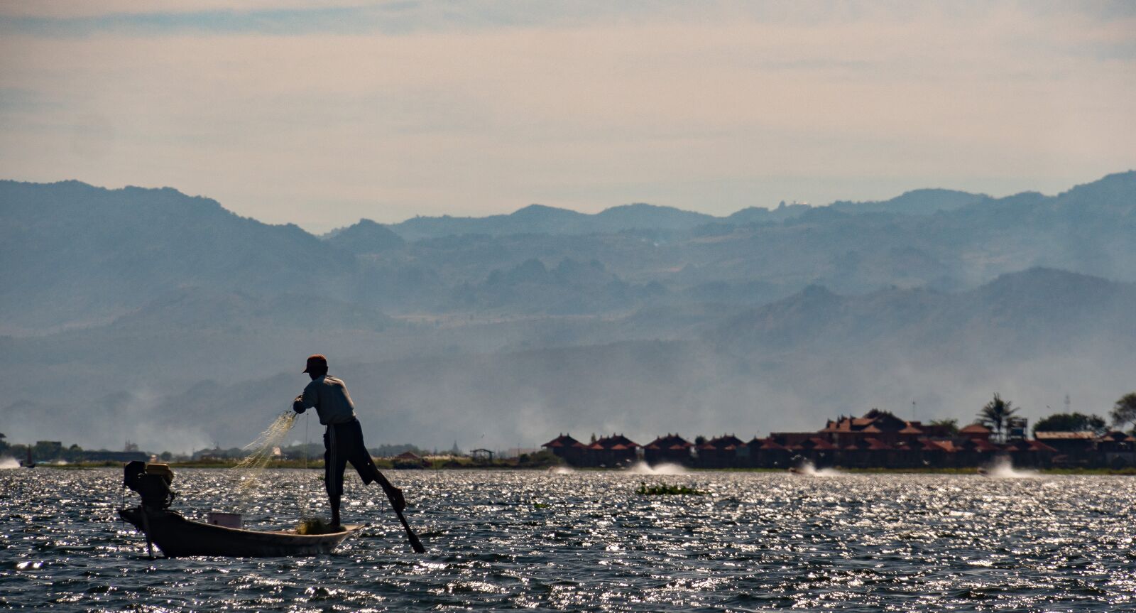 Olympus OM-D E-M5 II + OLYMPUS M.14-150mm F4.0-5.6 II sample photo. Inle lake, fishermen, nyanmar photography