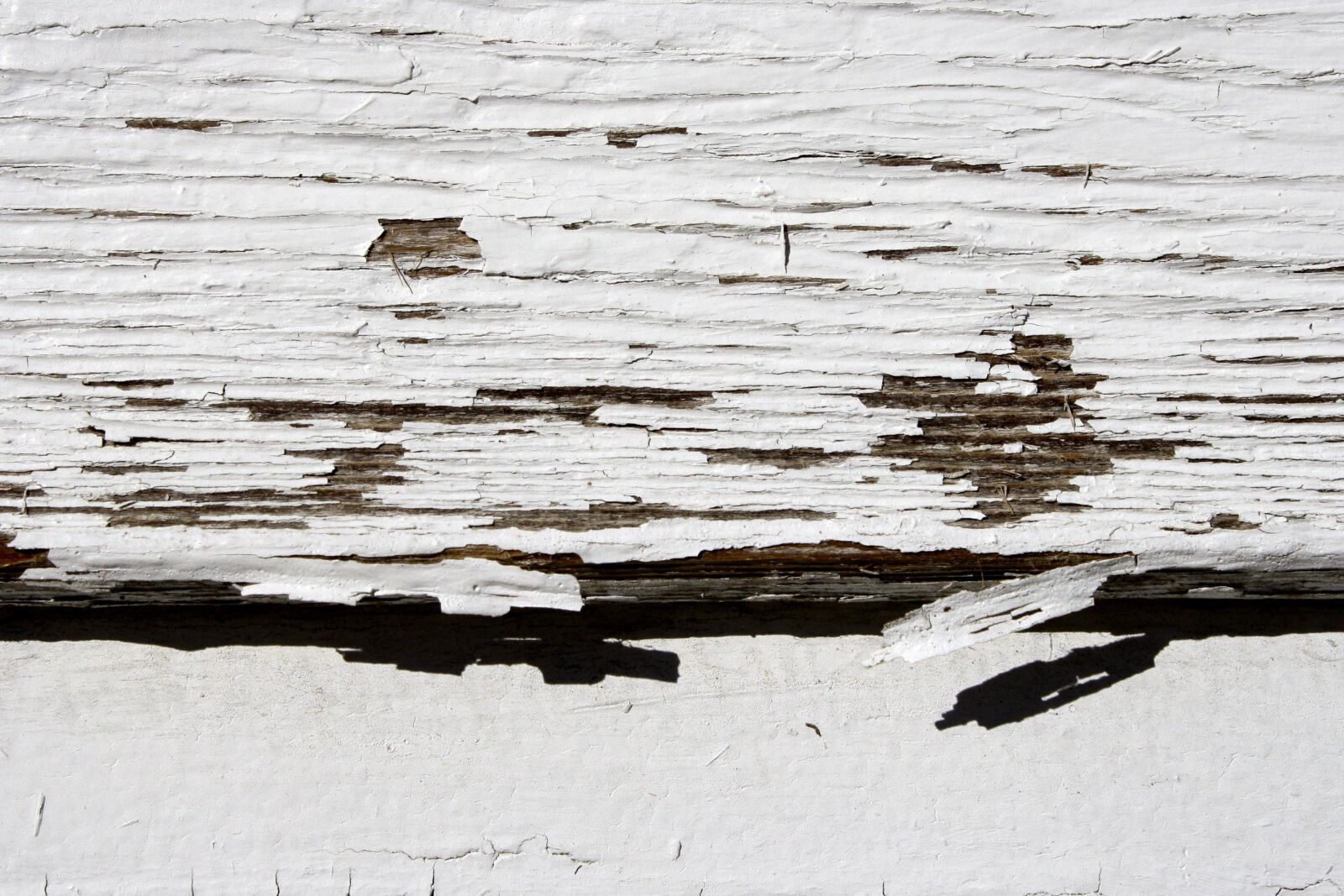f/3.5-5.6 IS sample photo. White paint, wooden planks photography