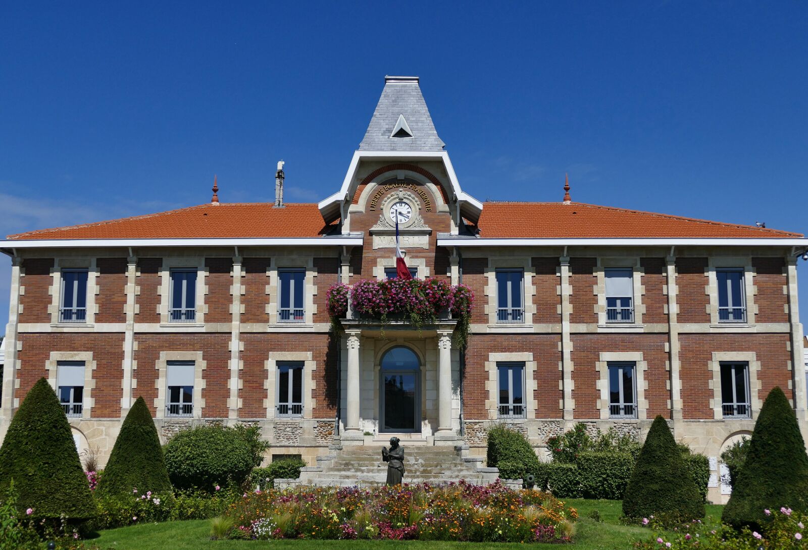 Panasonic Lumix DMC-FZ1000 sample photo. Building, town hall, france photography