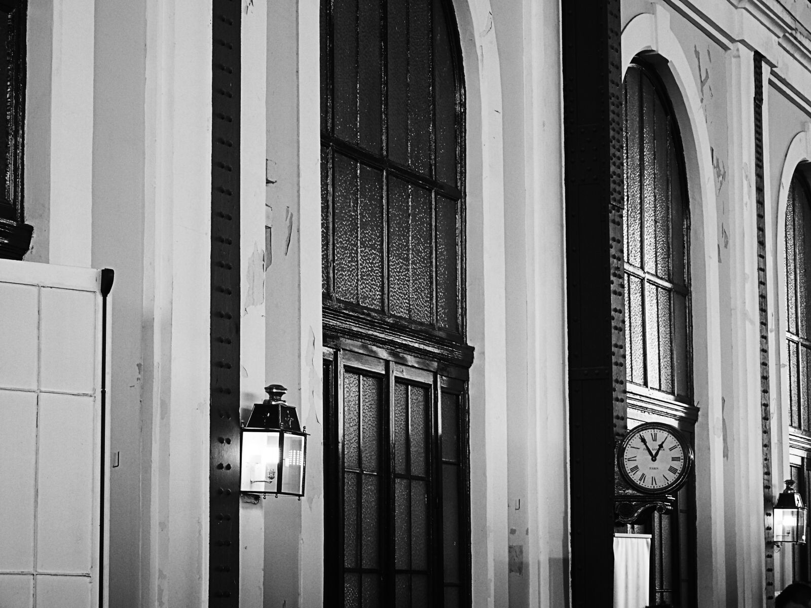 Olympus OM-D E-M1 + OLYMPUS M.12-50mm F3.5-6.3 sample photo. Train station, clock, street photography