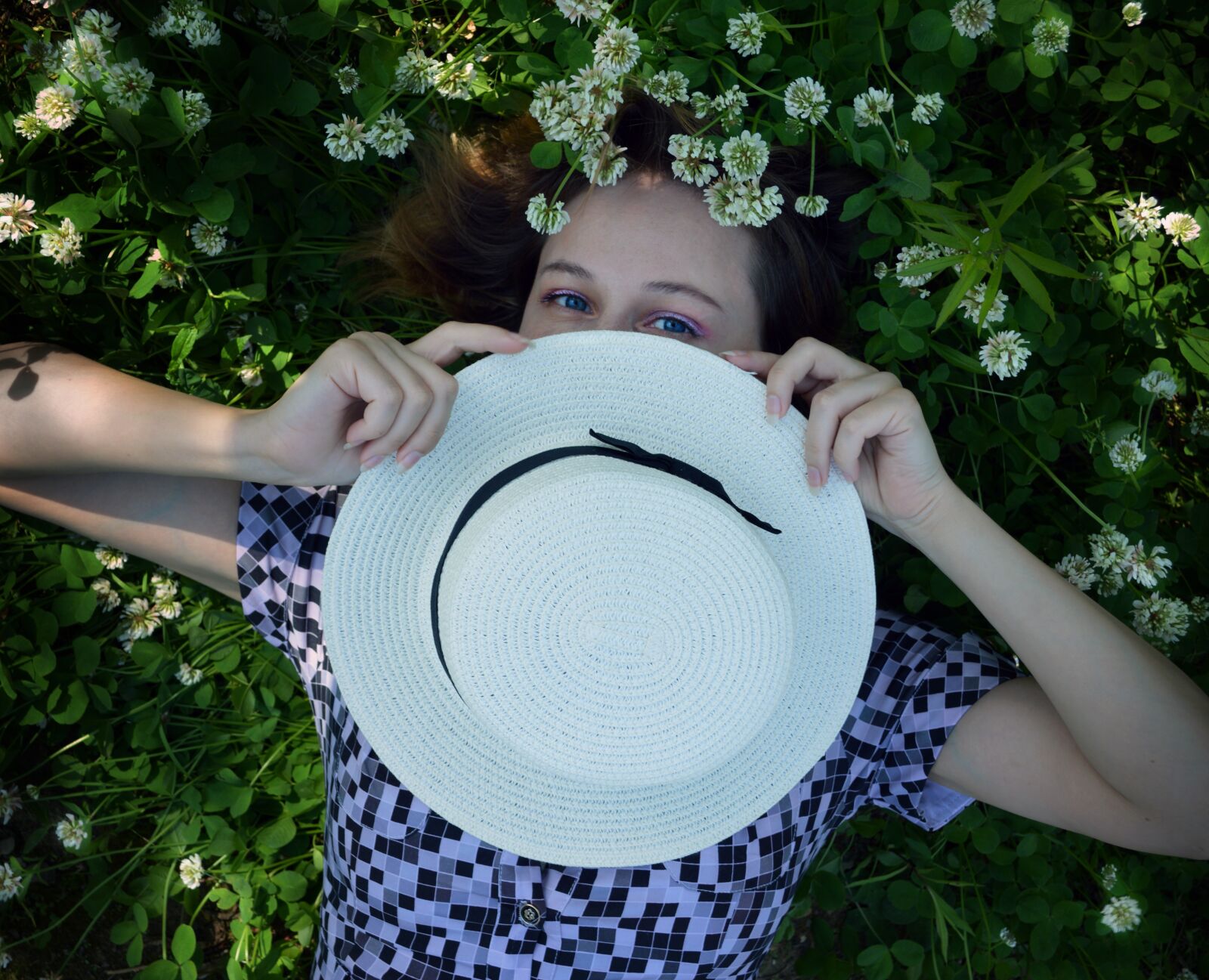 Nikon D3200 sample photo. Clover, girl, tenderness photography