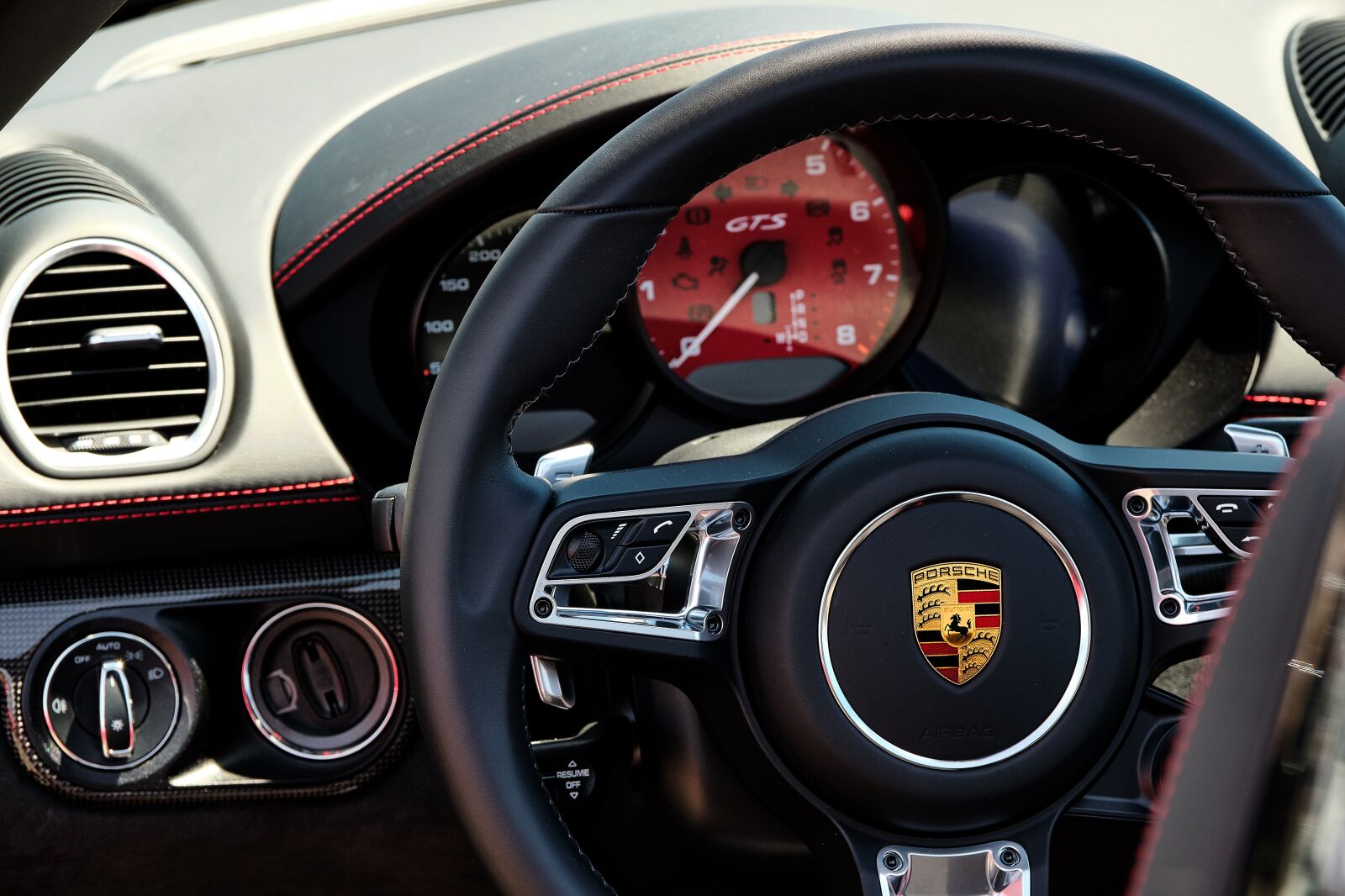 Fujifilm X-T2 sample photo. Automotive, steering wheel, speedo photography
