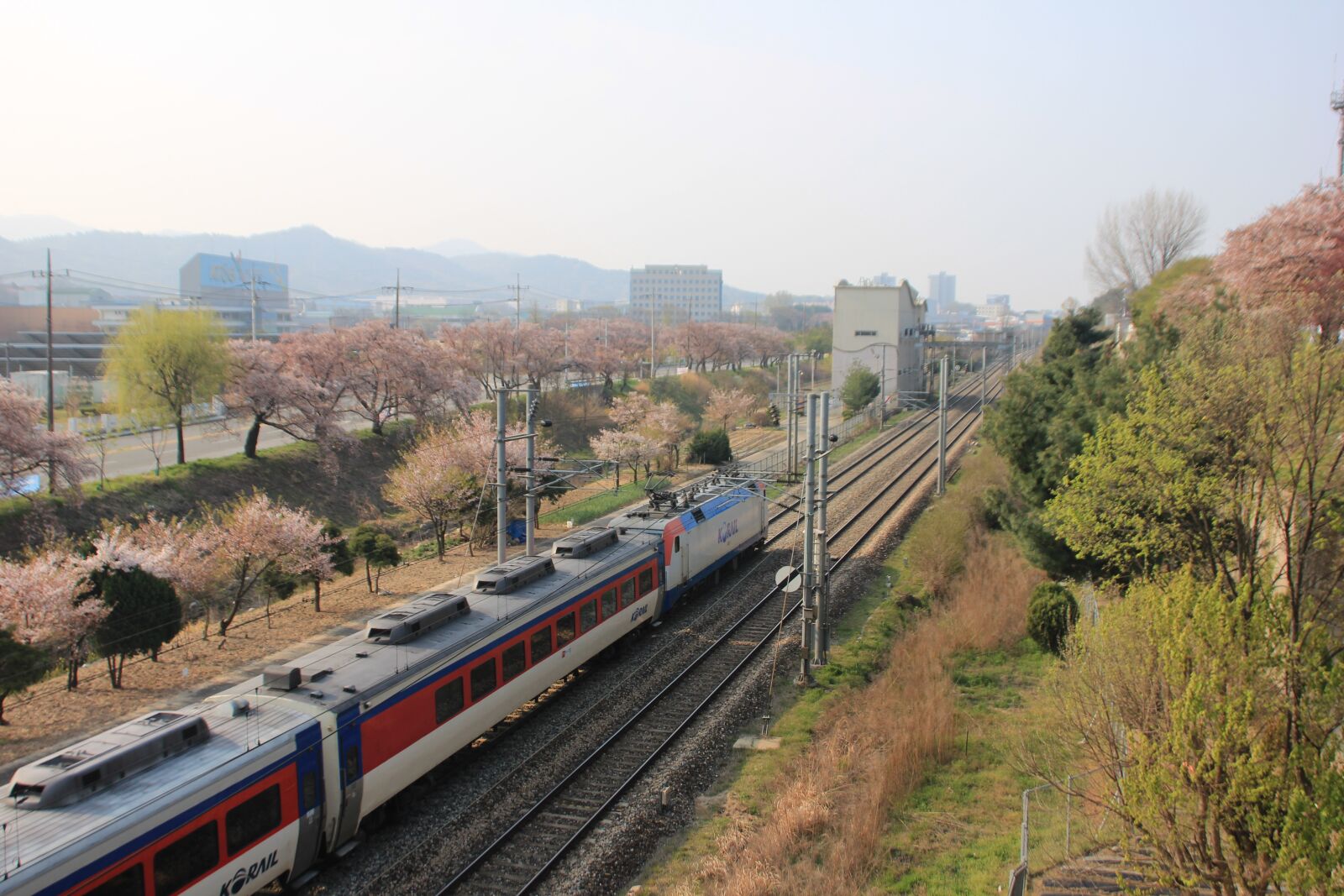 Canon EOS 600D (Rebel EOS T3i / EOS Kiss X5) sample photo. Korea, railway, transportation photography
