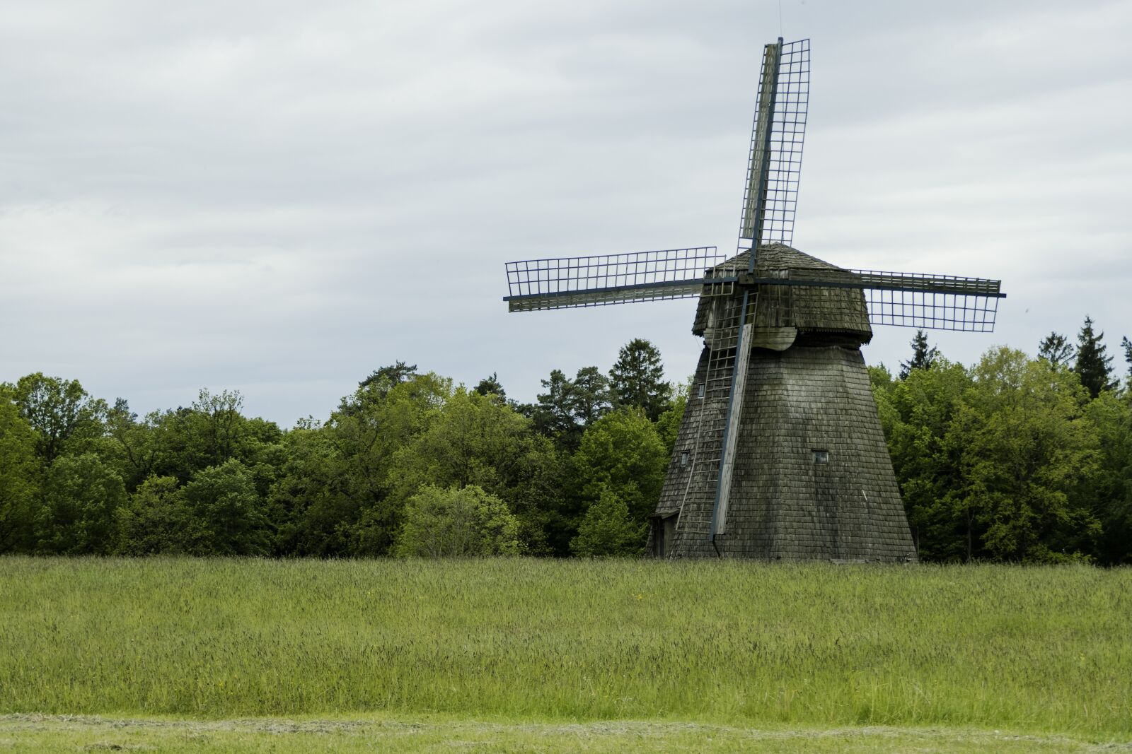 Panasonic Lumix DMC-FZ2500 (Lumix DMC-FZ2000) sample photo. Windmill, wooden, old photography