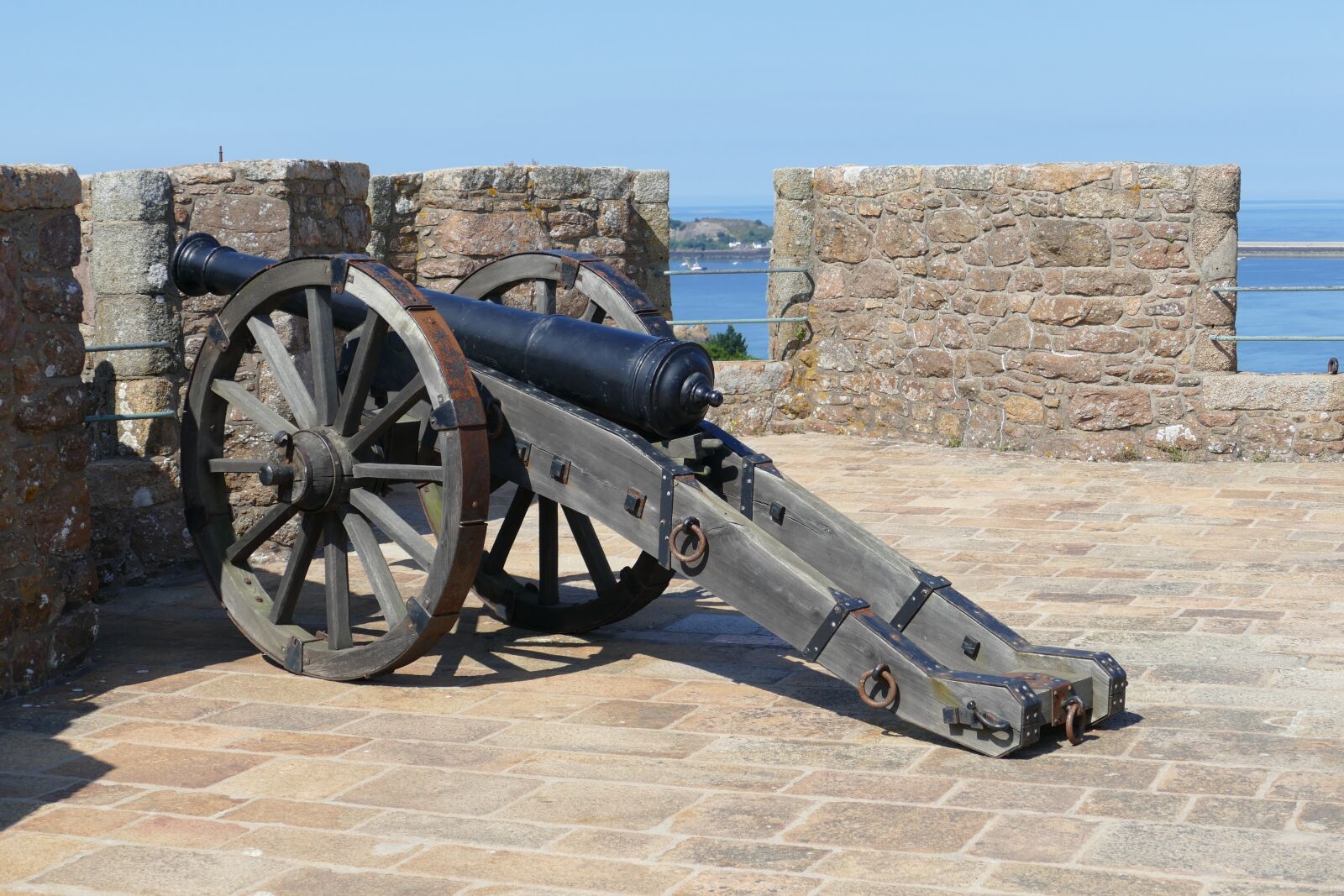 Panasonic Lumix DMC-FZ1000 sample photo. Jersey, castle, orgueil photography