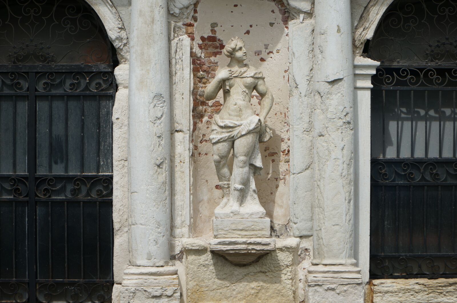 Sony Alpha NEX-6 sample photo. Venice, statue, old photography