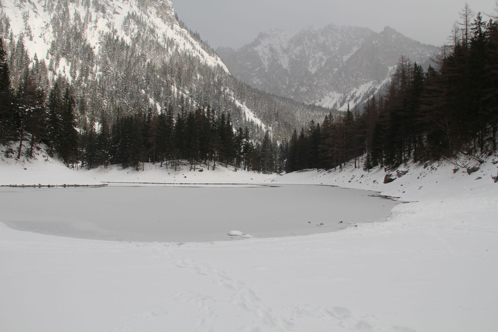 Canon EOS 650D (EOS Rebel T4i / EOS Kiss X6i) + Canon EF-S 18-200mm F3.5-5.6 IS sample photo. Snowy lake, snow, mountains photography