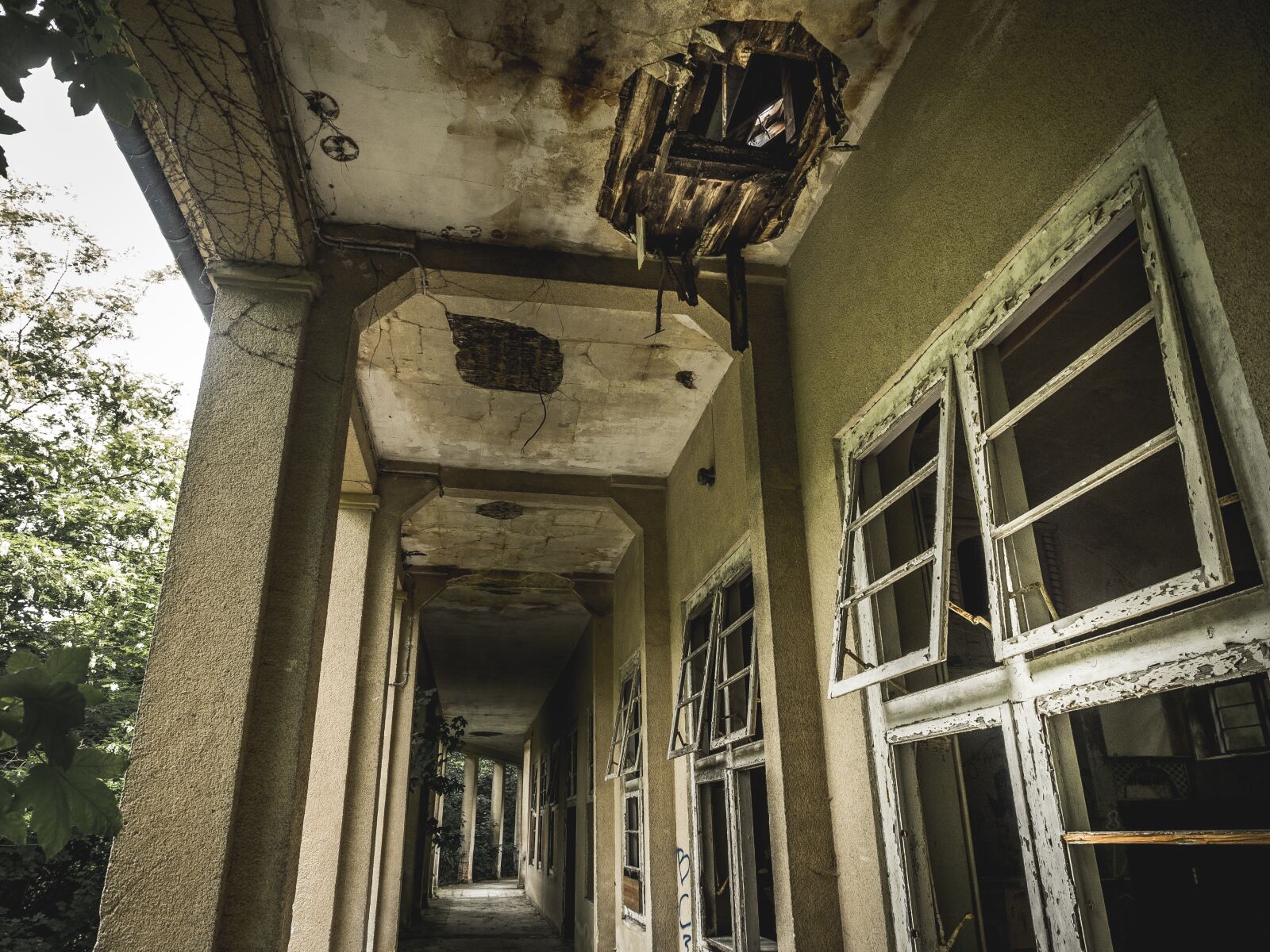 Olympus OM-D E-M1 + Olympus M.Zuiko Digital ED 12-40mm F2.8 Pro sample photo. Lost place, horror, abandoned photography