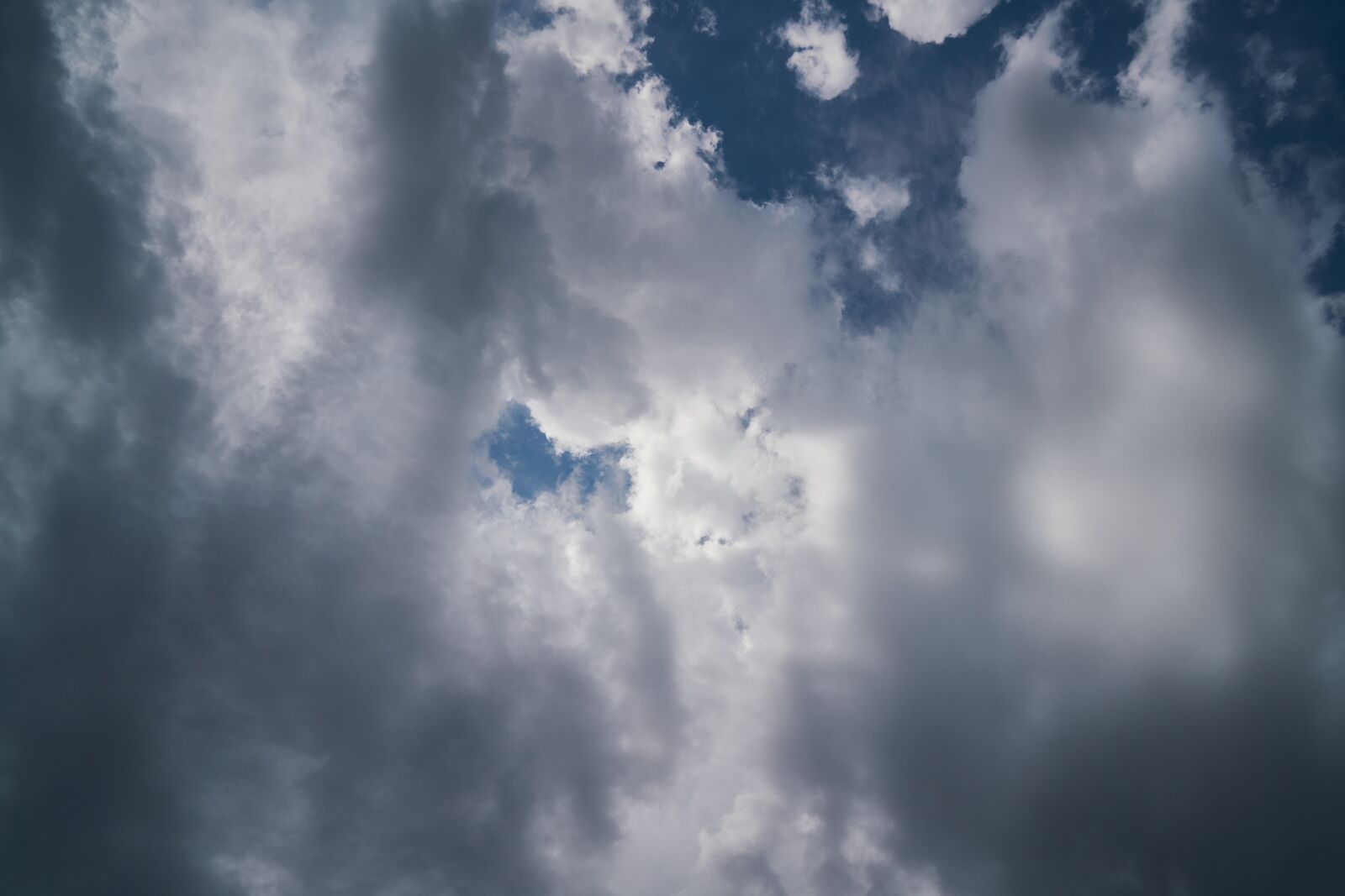 Sony Vario Tessar T* FE 24-70mm F4 ZA OSS sample photo. Cloud, sky, background photography
