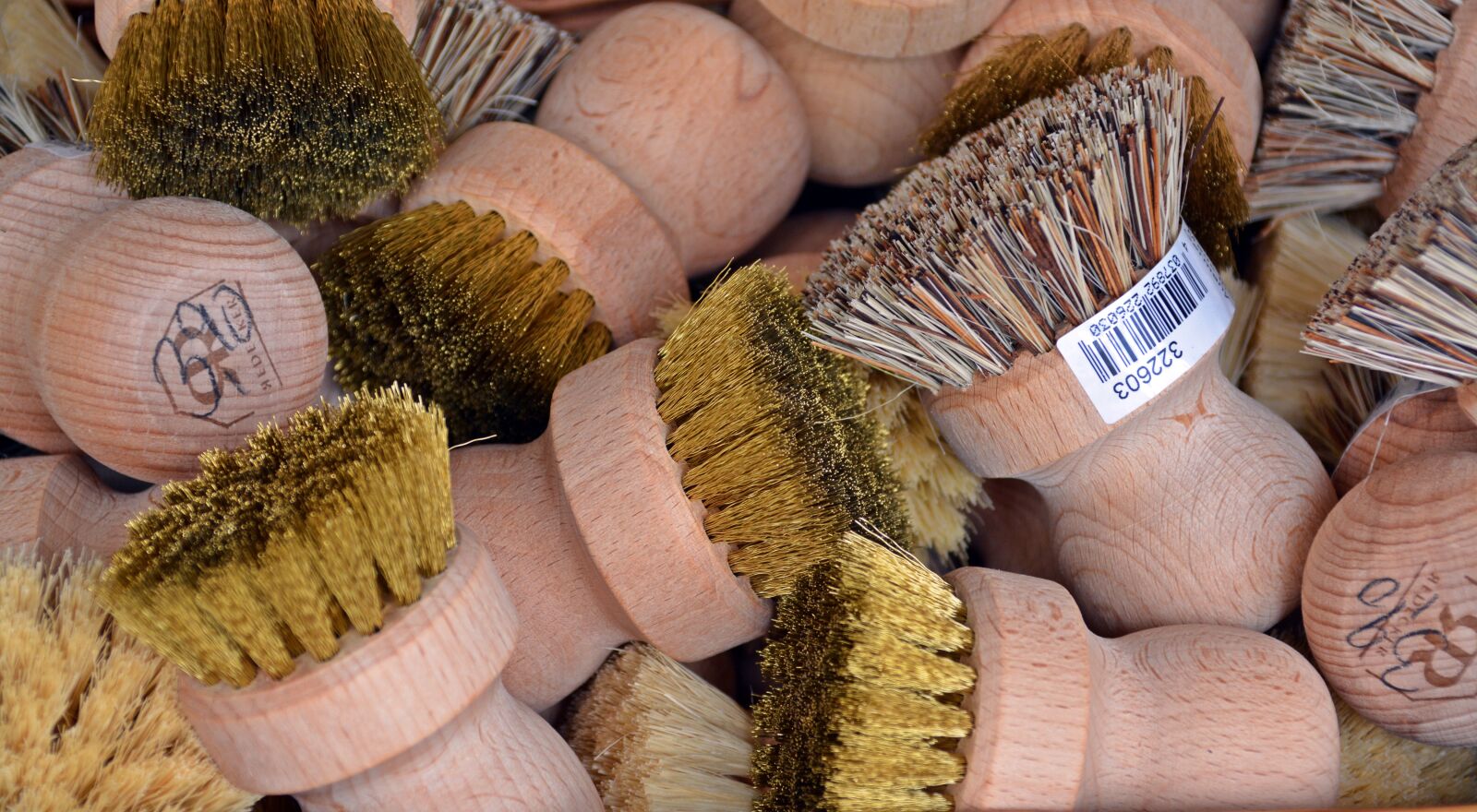 Nikon D5200 sample photo. Brush, root brush, bristles photography