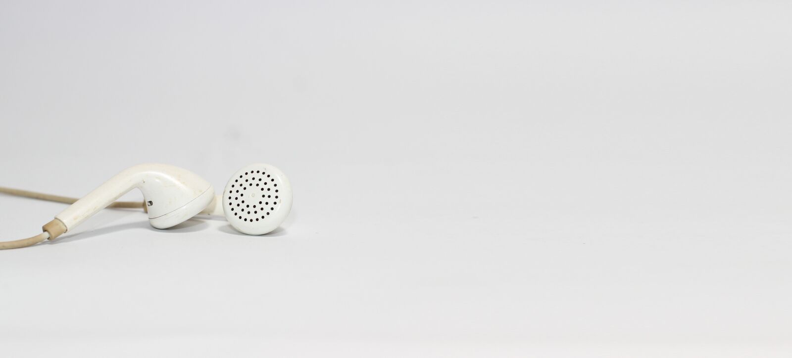 Canon EOS 600D (Rebel EOS T3i / EOS Kiss X5) sample photo. Earphones, music, smartphone photography