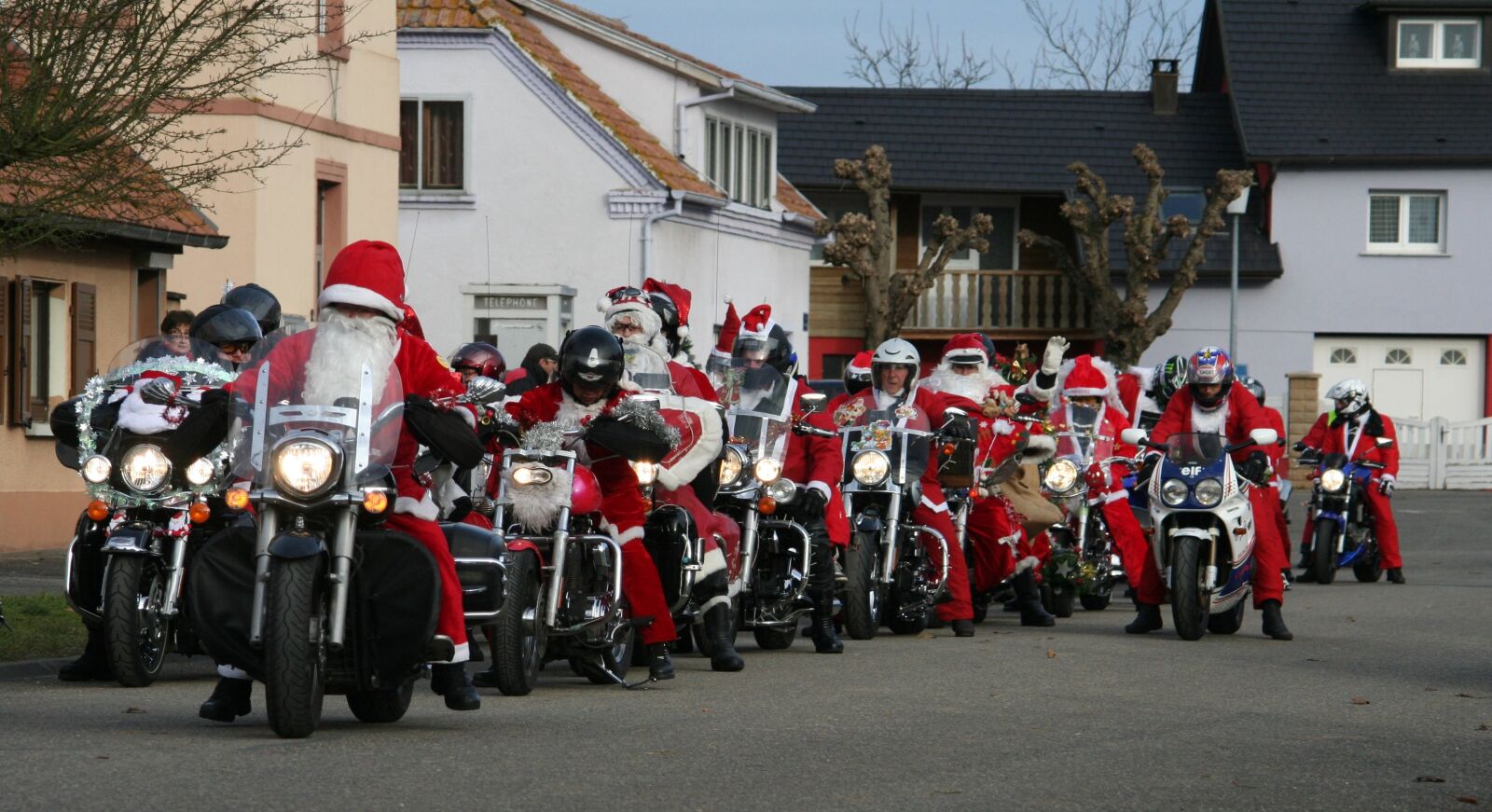 Canon EOS 350D (EOS Digital Rebel XT / EOS Kiss Digital N) sample photo. Father christmas, motorcycles, bikers photography