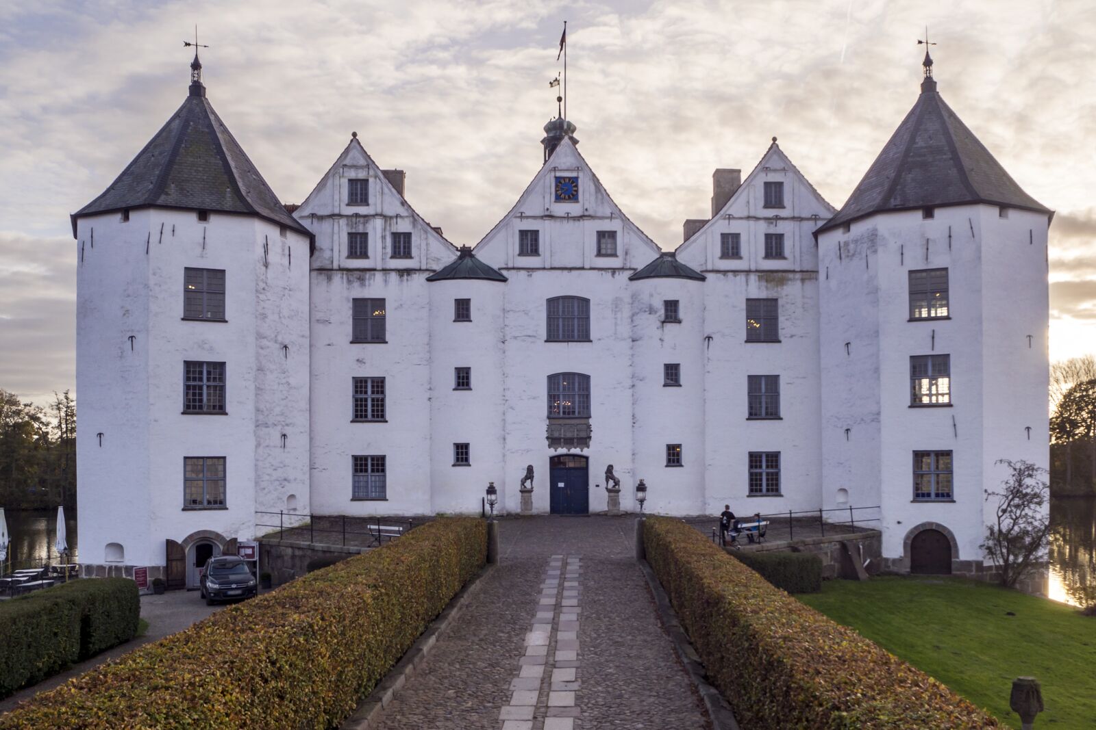Olympus OM-D E-M10 sample photo. Castle, moated castle, gl photography