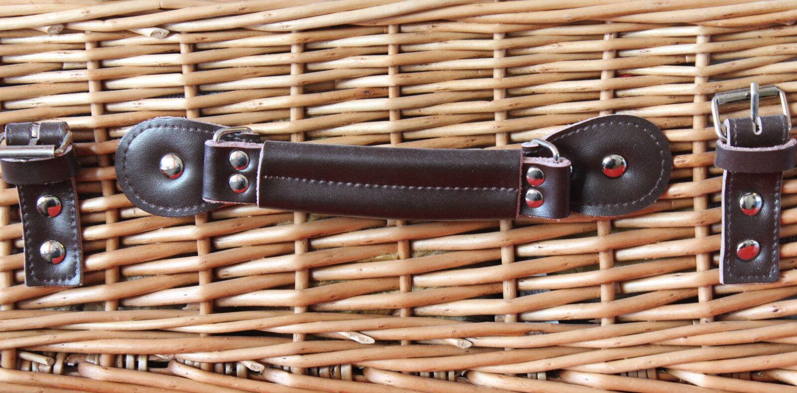 Canon EOS 550D (EOS Rebel T2i / EOS Kiss X4) sample photo. Basket, woven, strap photography