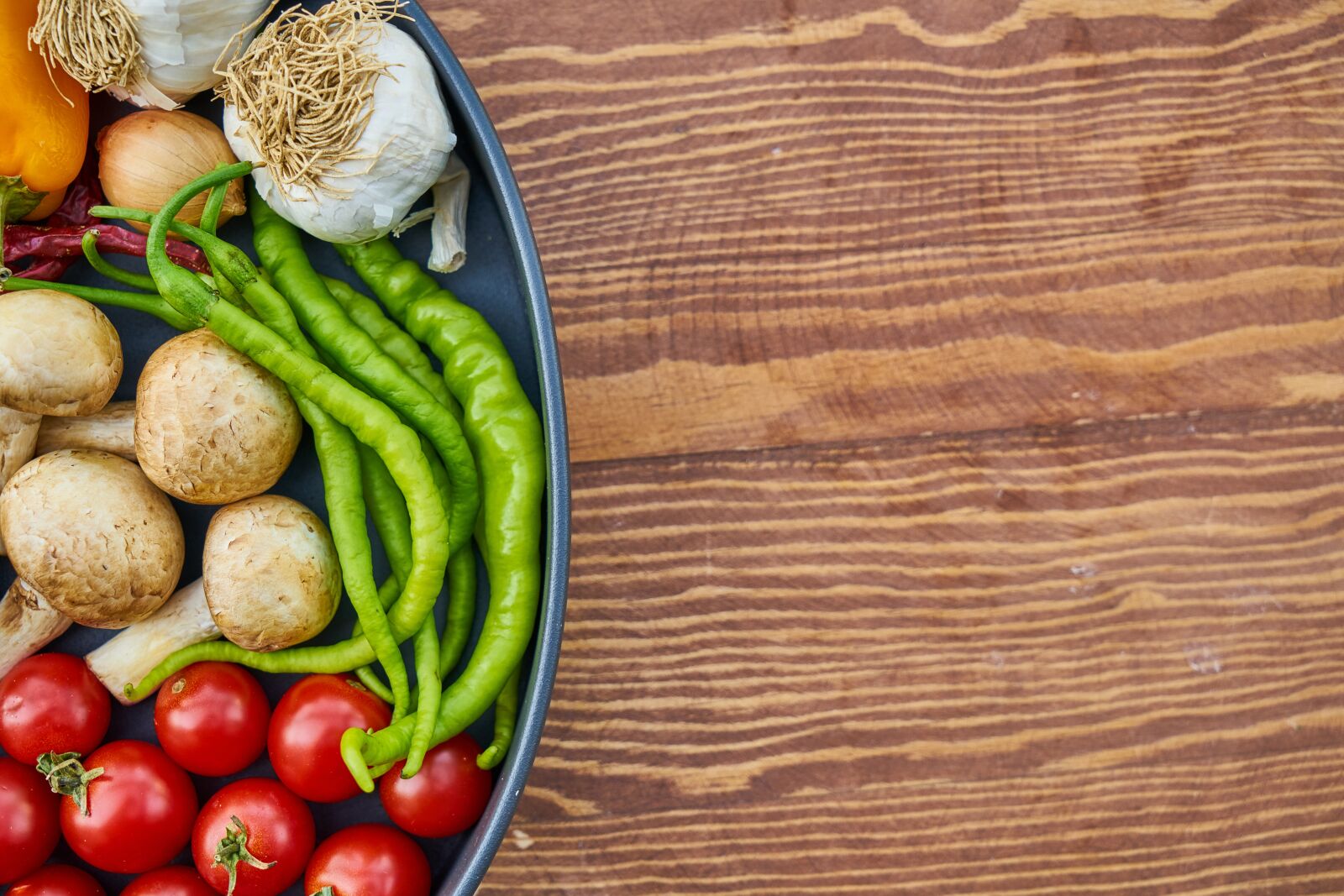 Sony a7R II sample photo. Tomato, pepper, onion photography