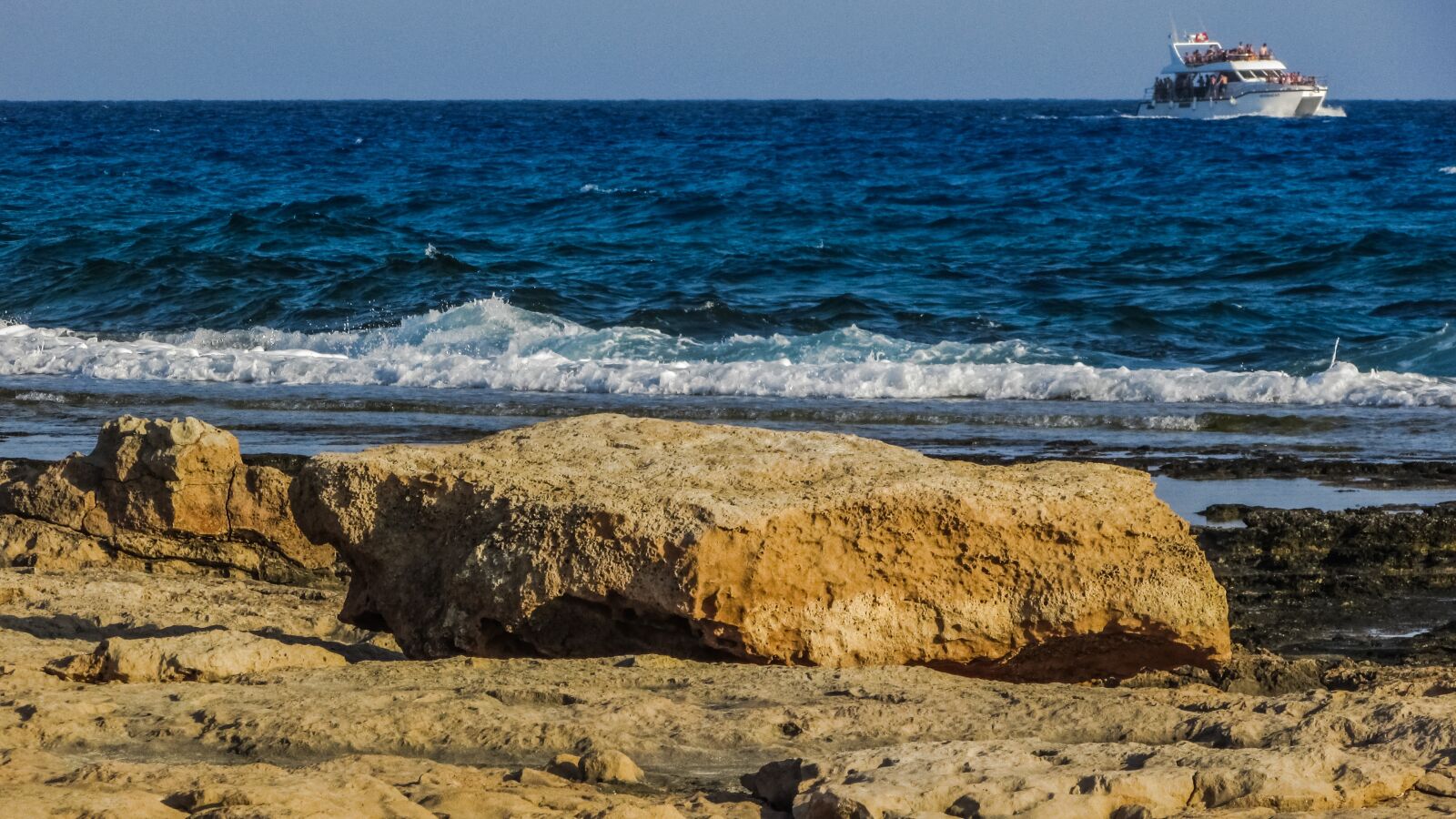 Canon PowerShot SX400 IS sample photo. Rock, wave, rocky beach photography