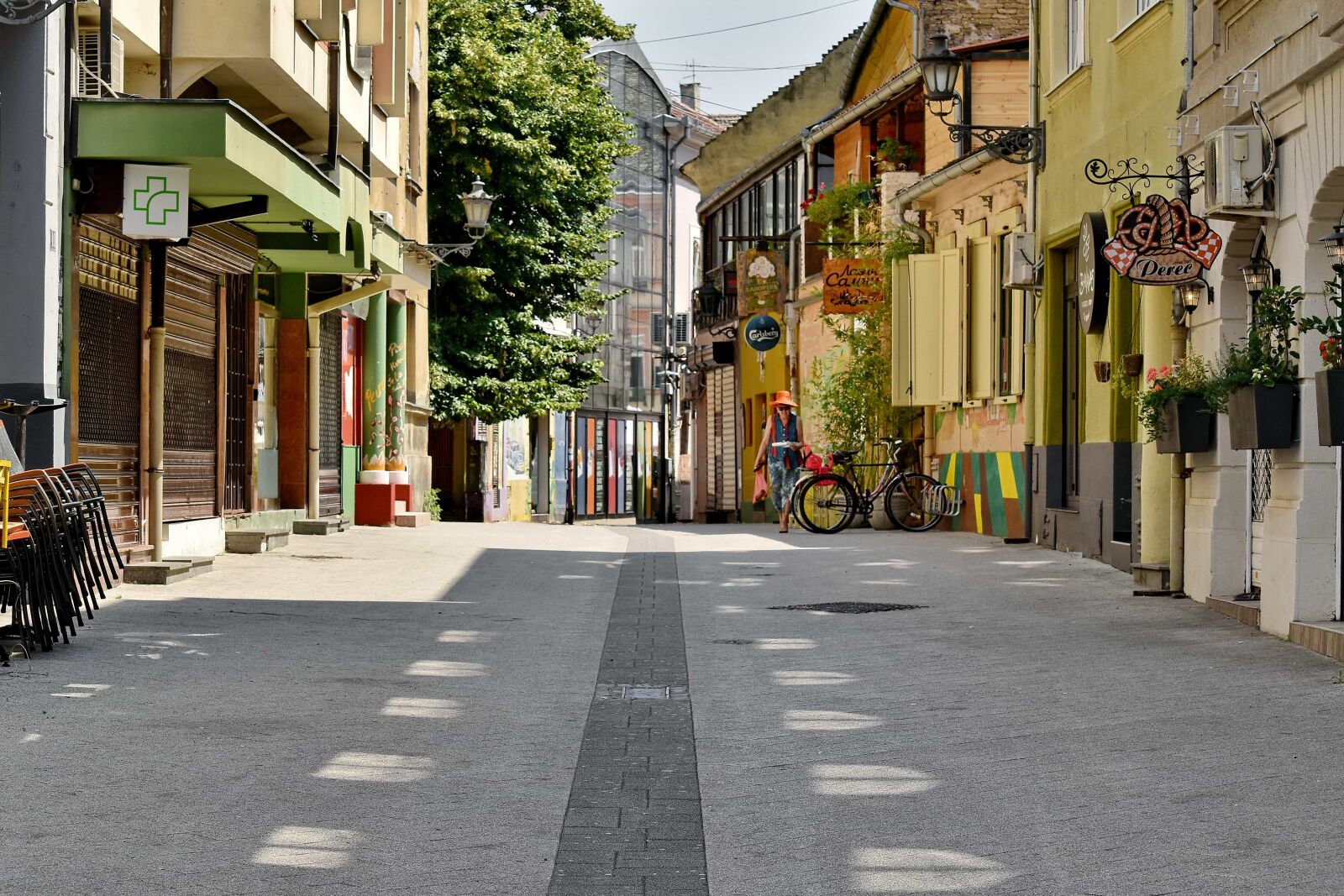 Nikon D5500 sample photo. Town, architecture, sidewalk, street photography