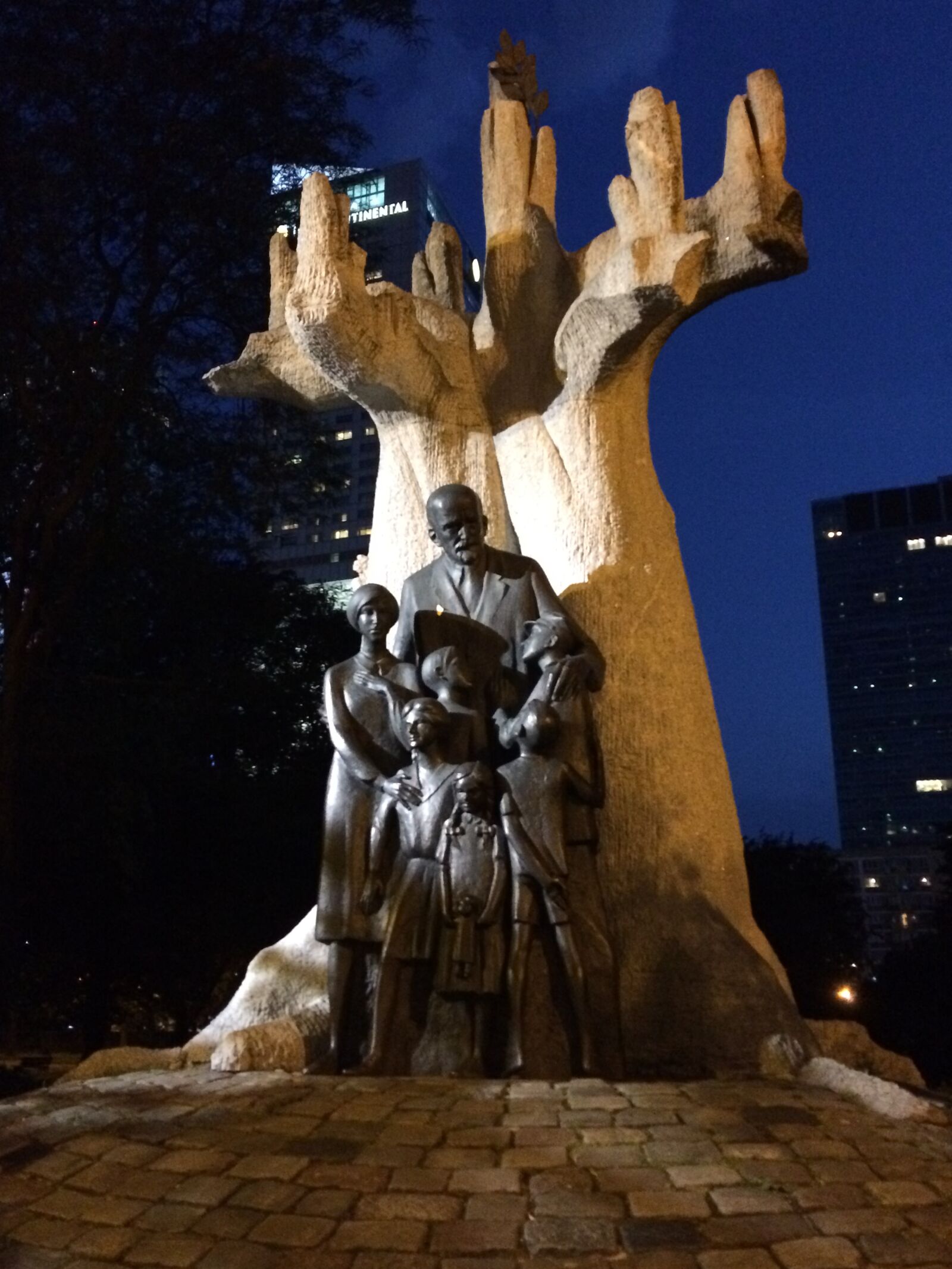iPhone 5s back camera 4.15mm f/2.2 sample photo. Korczak, children, monument photography