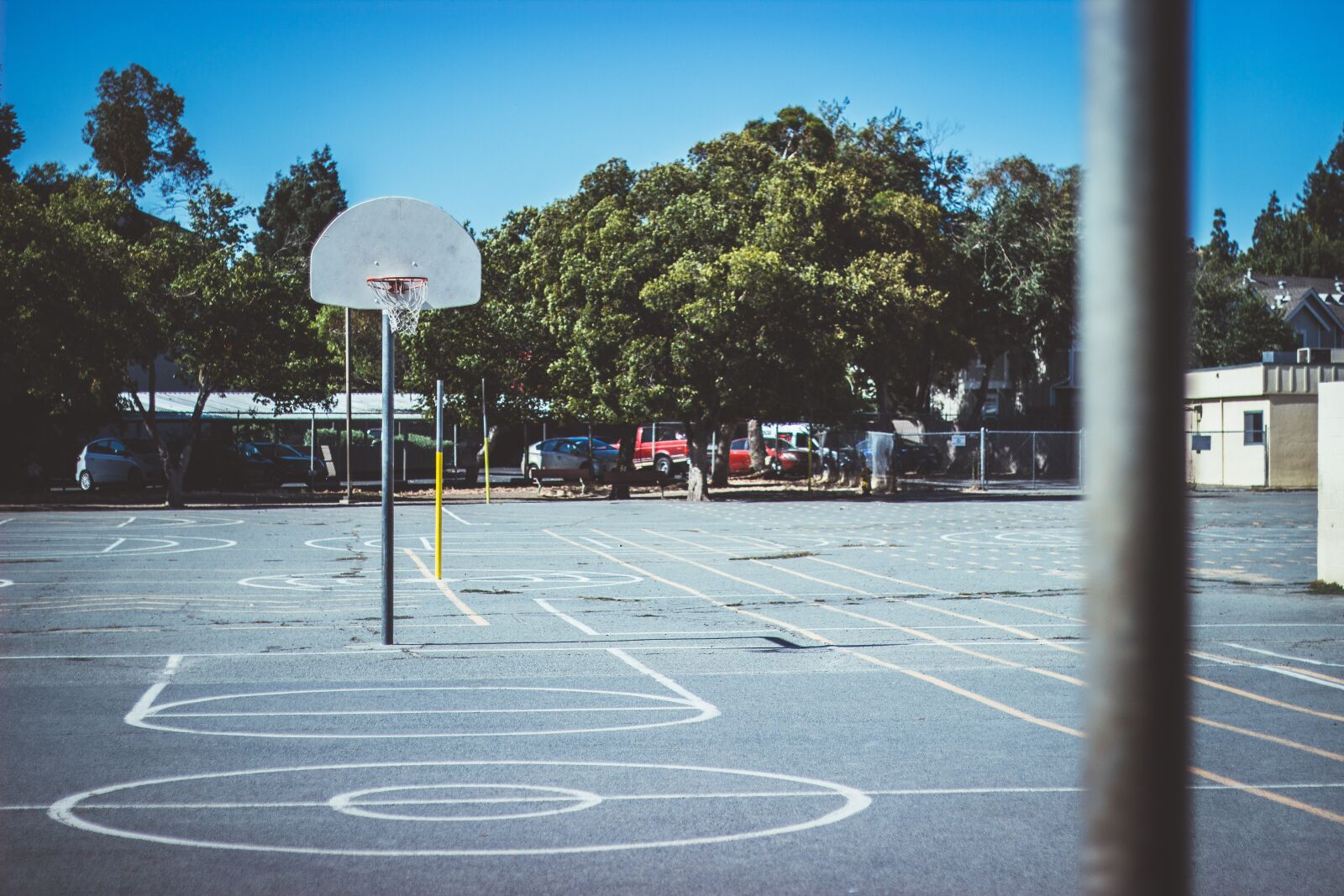 Canon EOS 600D (Rebel EOS T3i / EOS Kiss X5) + Canon EF 50mm F1.8 STM sample photo. Basketball, basket, school photography