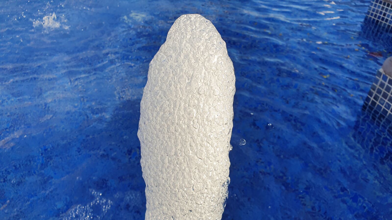 Samsung Galaxy S10e sample photo. Water, pool, fountain photography