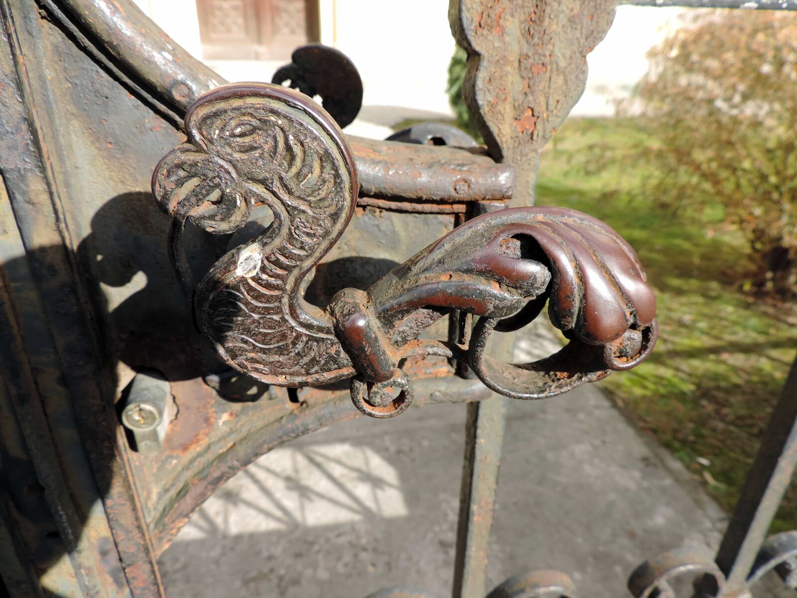 Nikon Coolpix P520 sample photo. Cast iron, front door photography